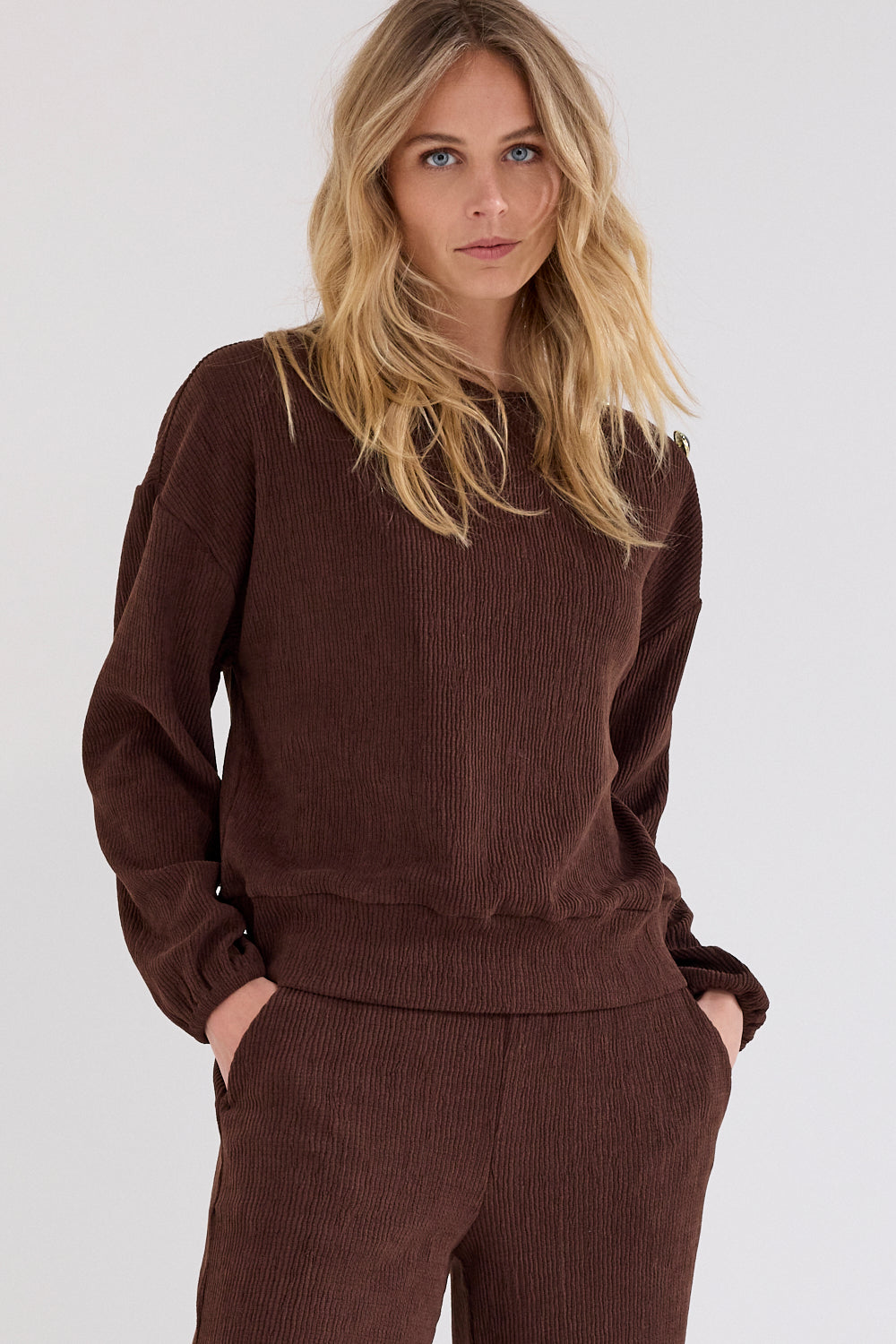 Donkere chocolade Tramontana dropped shoulder trui met losse pasvorm en zachte stof, gedragen door een model.