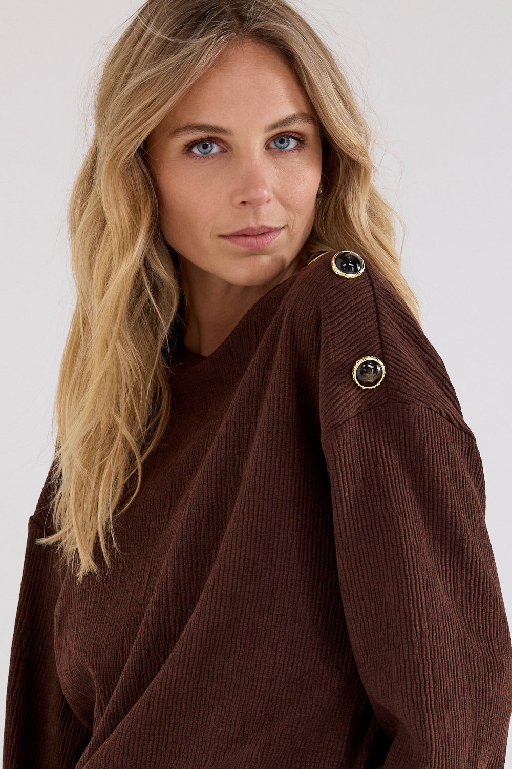 Donkere chocolade dropped shoulder trui van Tramontana, zachte knit met losse pasvorm, gedragen door model.