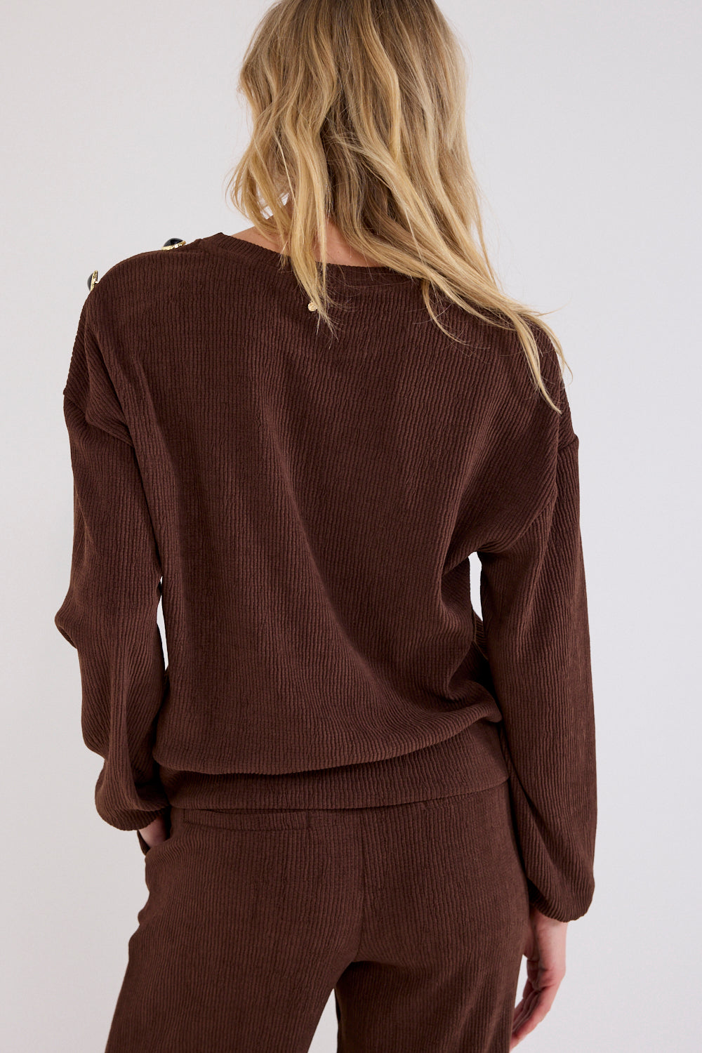 Donkere chocolade dropped shoulder trui van Tramontana, zachte en comfortabele damestrui met losse pasvorm.