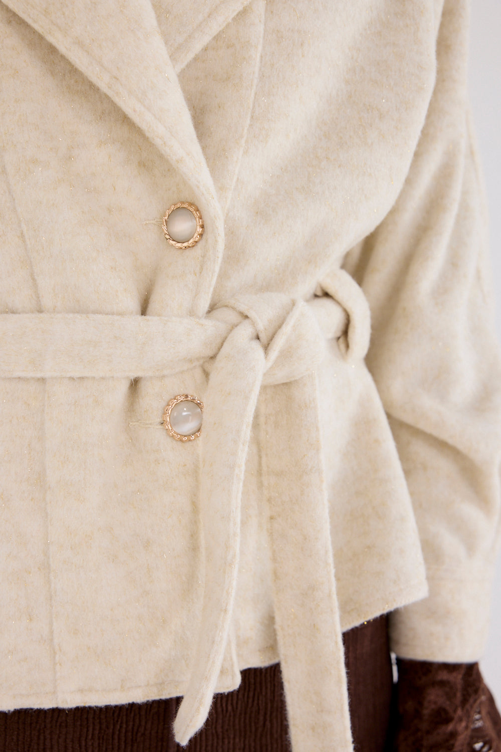 Witte Tramontana winterjas met zelffabric riem en capuchon, zichtbaar in de afbeelding.