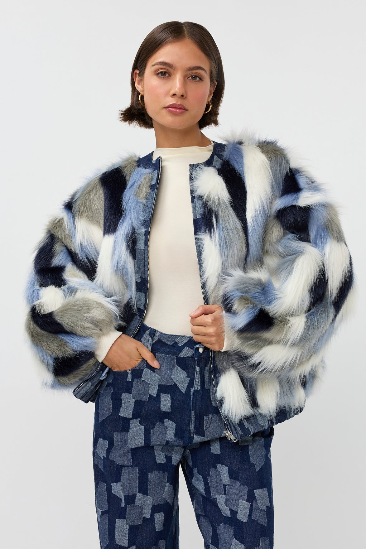 Studio Amaya spijkerjack met multicolor dierenprint en casual pasvorm, perfect voor een speelse look.