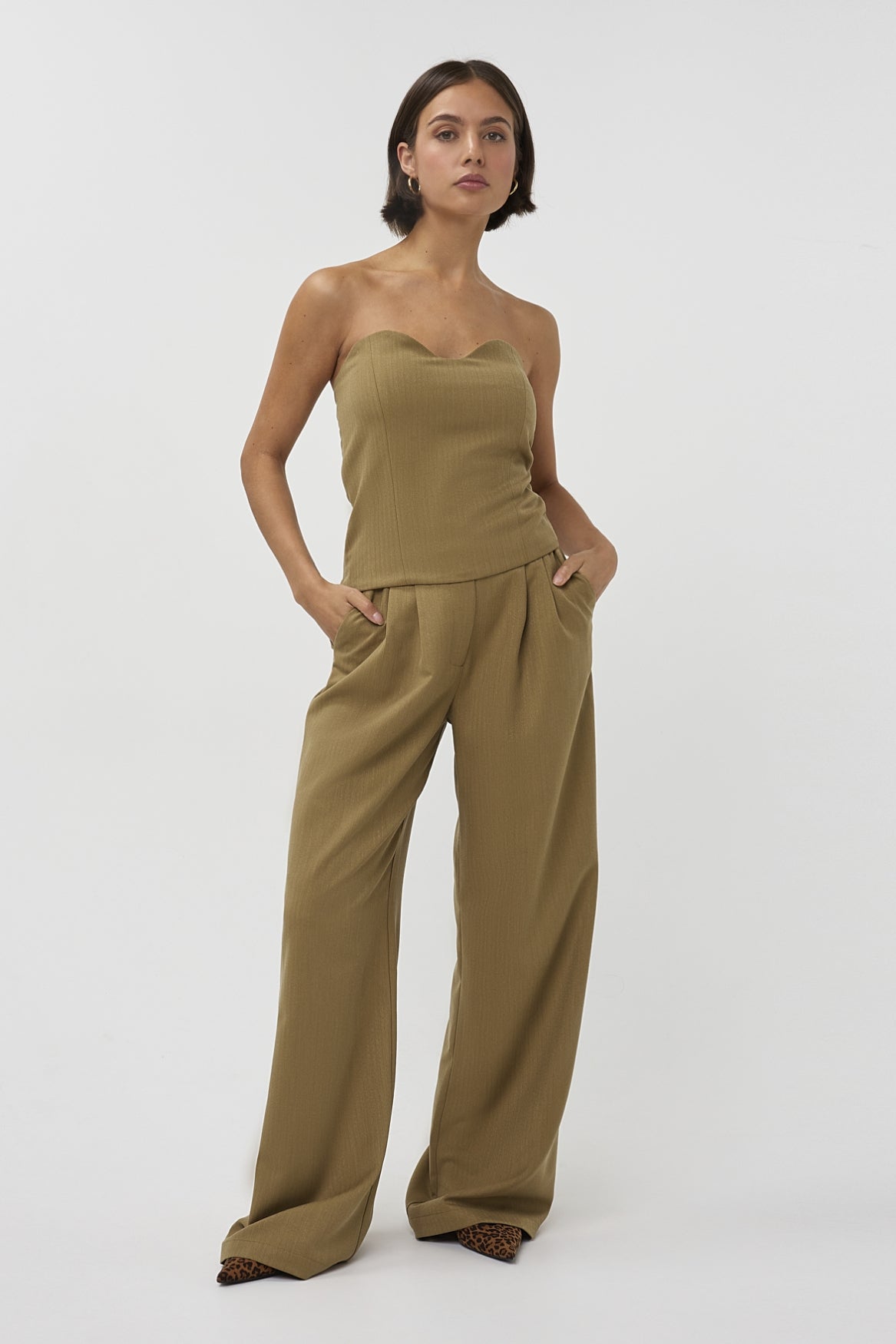 Lichte groene broek van Studio Amaya, model The Always Green, met een casual pasvorm en elastische tailleband.