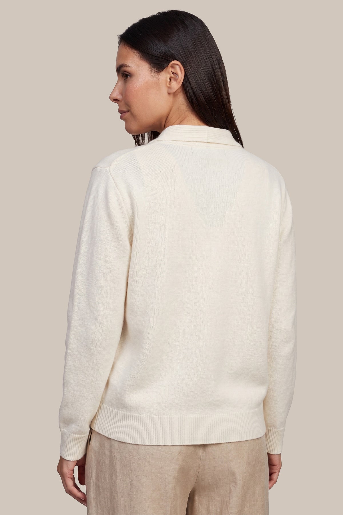 Witte gebreide vest Liora van G-maxx, zachte wol, close-up van de gebreide textuur en knoopdetails.