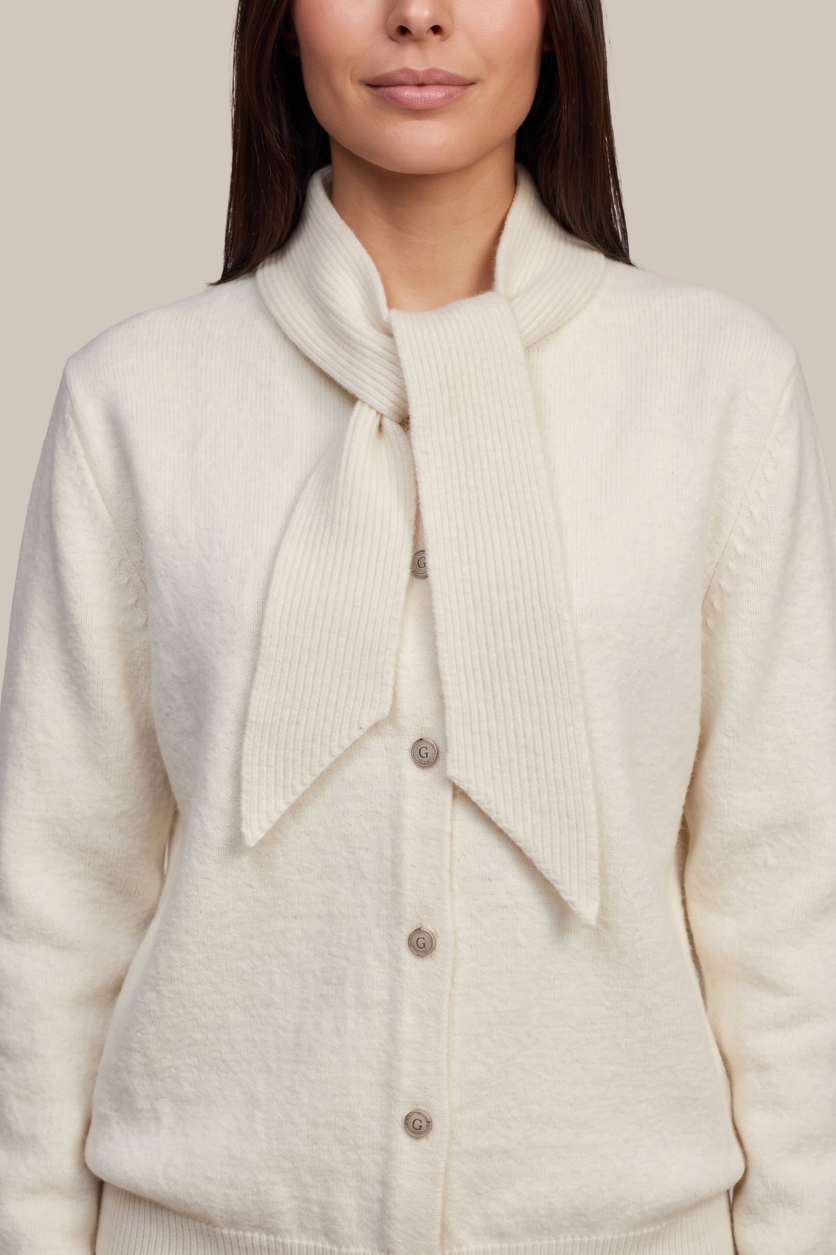 Witte gebreide vest van G-maxx Liora van wol, close-up van de textuur en knoopdetails.