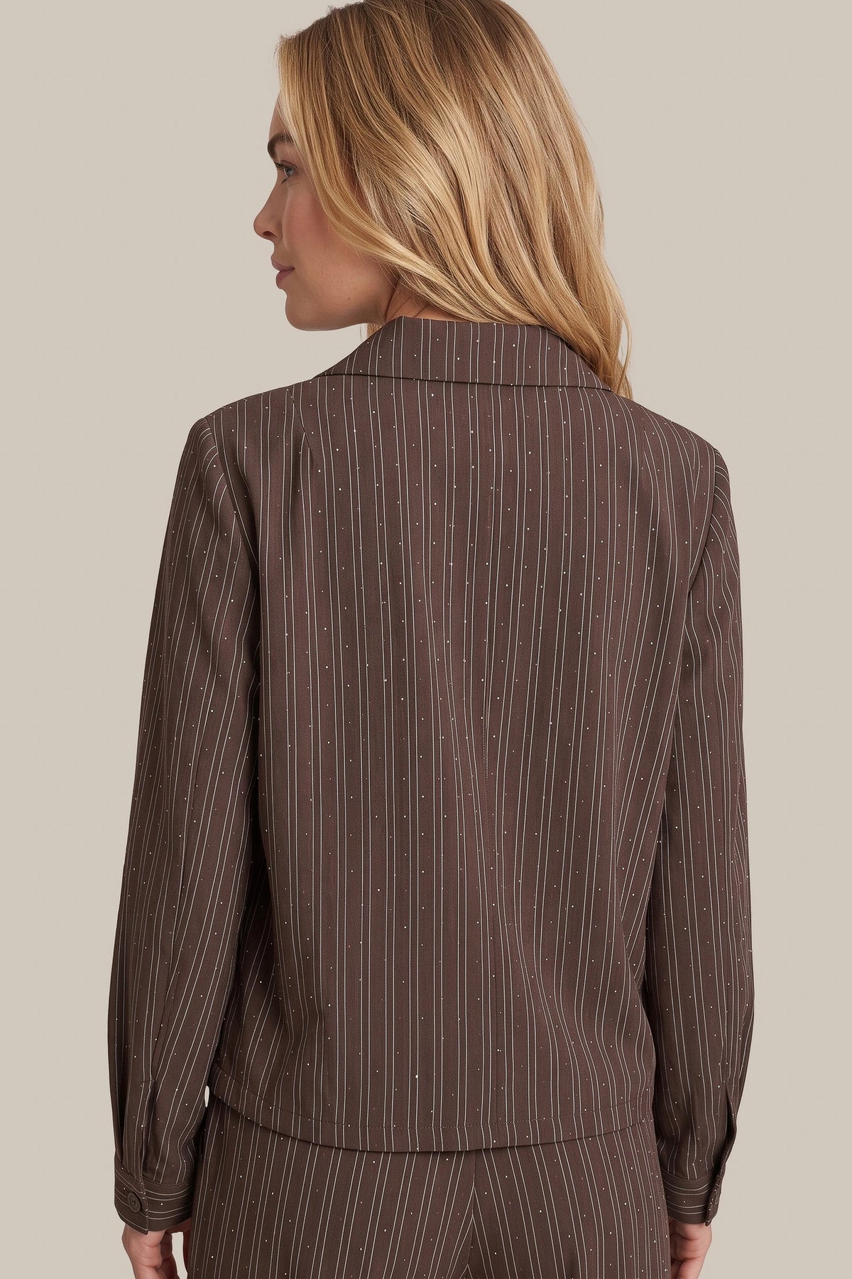 G-maxx Blazer Neasa Dark Earth, elegante donkere bruin blazer met knoopsluiting en revers, gedragen door een model.