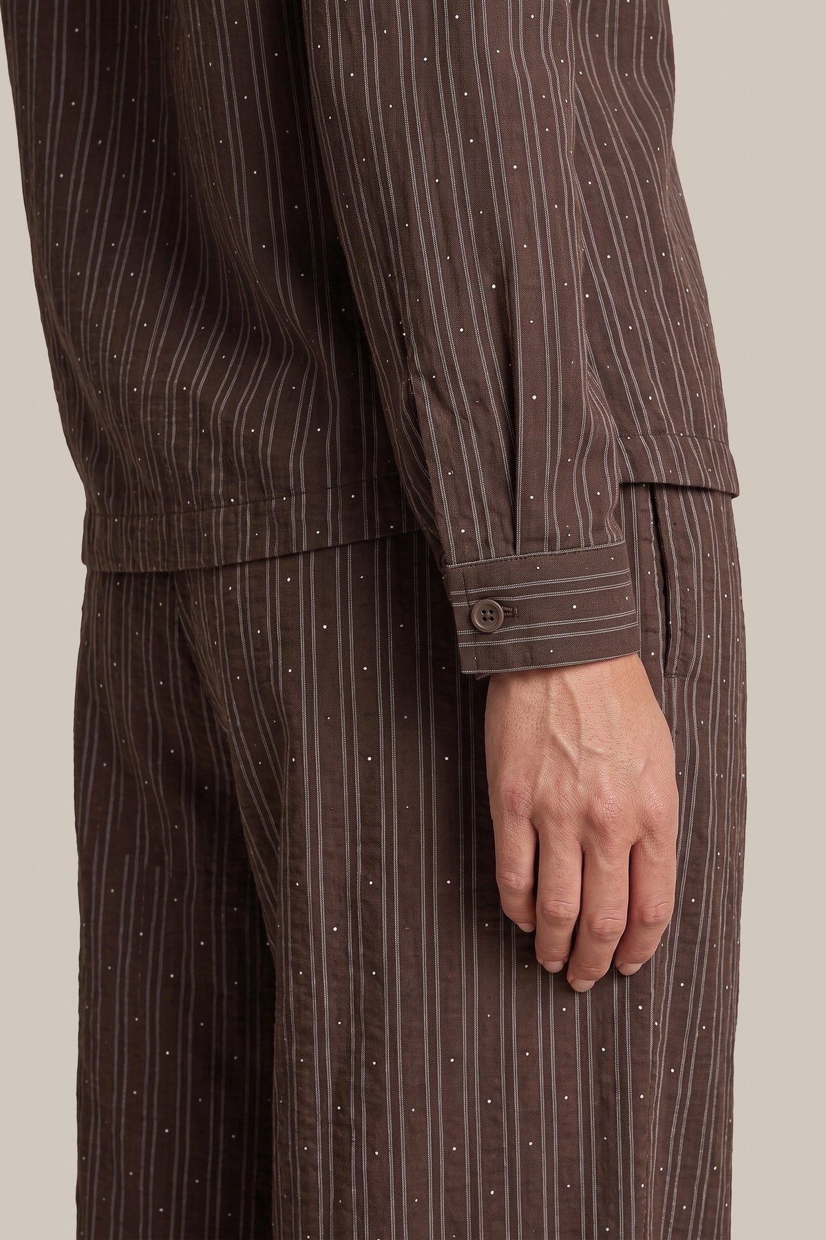 Donkere bruine blazer Neasa van G-maxx met subtiele details, perfect voor zakelijke en casual gelegenheden.