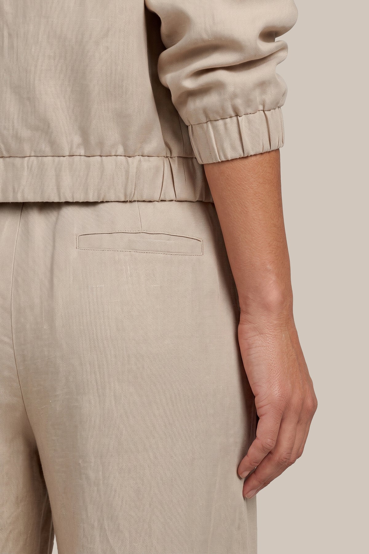 Lichte camelkleurige broek Ashling van G-maxx, stevige stof, pasvorm met tailleband en rechte pijpen, modieus en comfortabel.