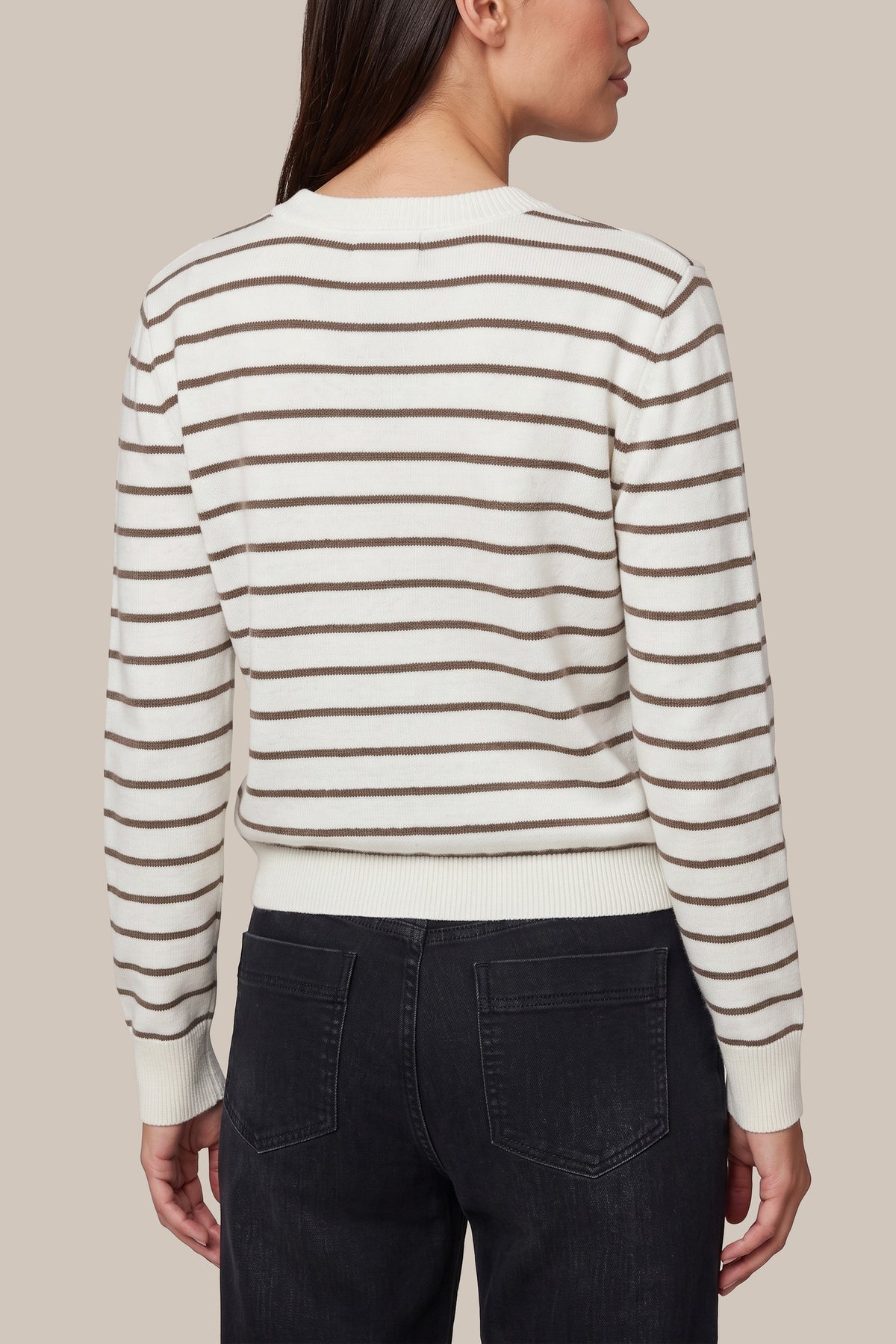 Witte Eibhlin breiselsweater van G-maxx met donker aardetinten, zachte wol, en comfortabele pasvorm, zichtbaar in de afbeelding.