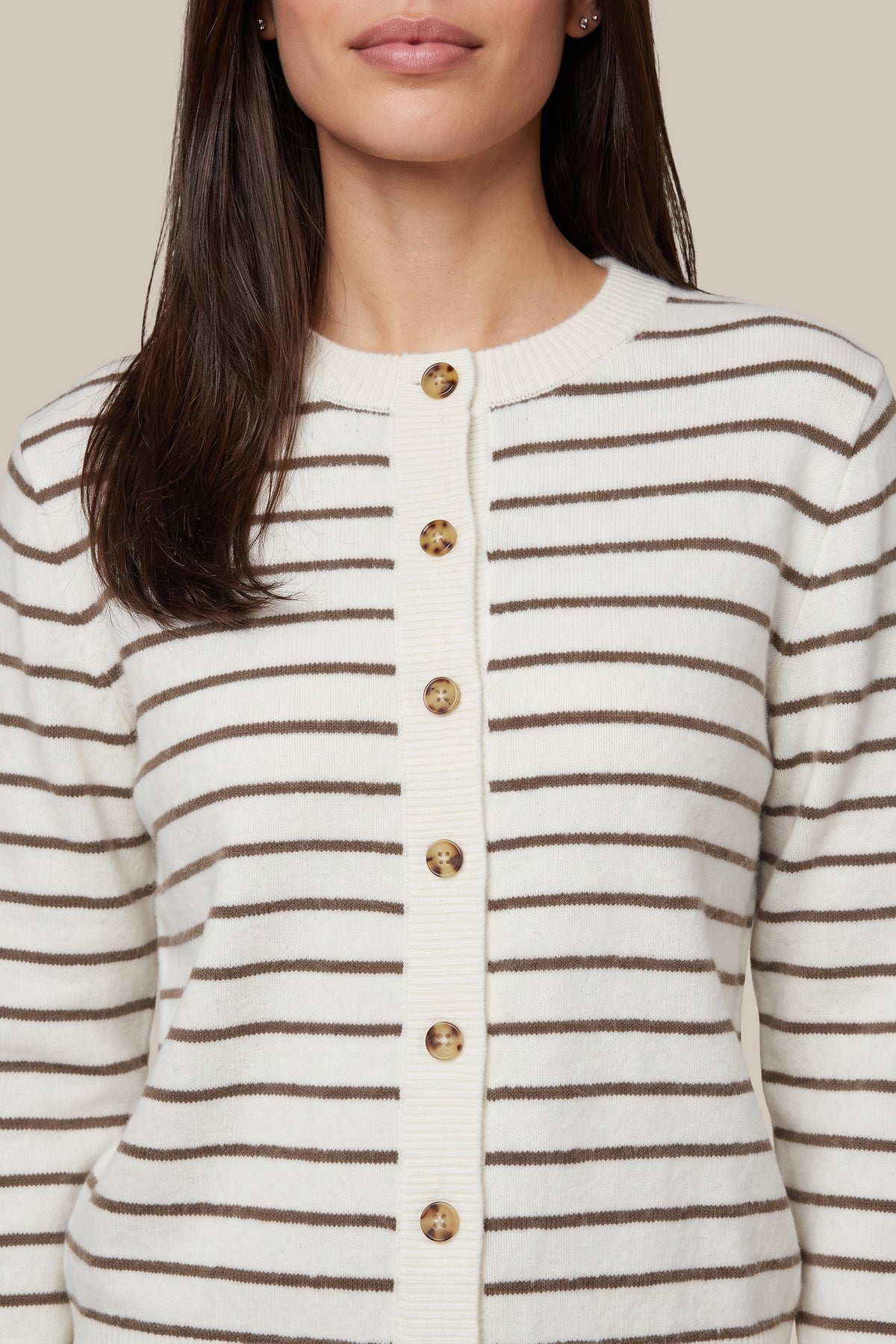 Witte Eibhlin gebreide wollen sweater van G-maxx, met een donkere aardetint, getoond in close-up op de afbeelding.