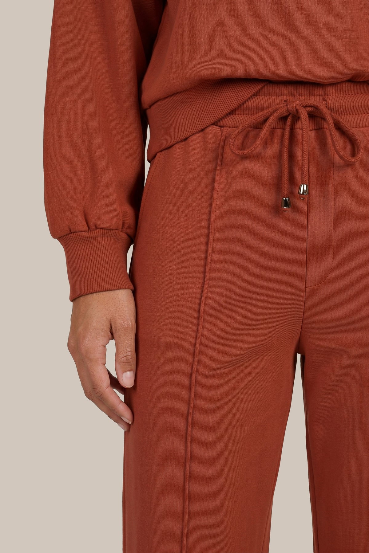 G-maxx Siofra Burnt Henna broek met elastische taille en afwerking, gelegen op een witte achtergrond.