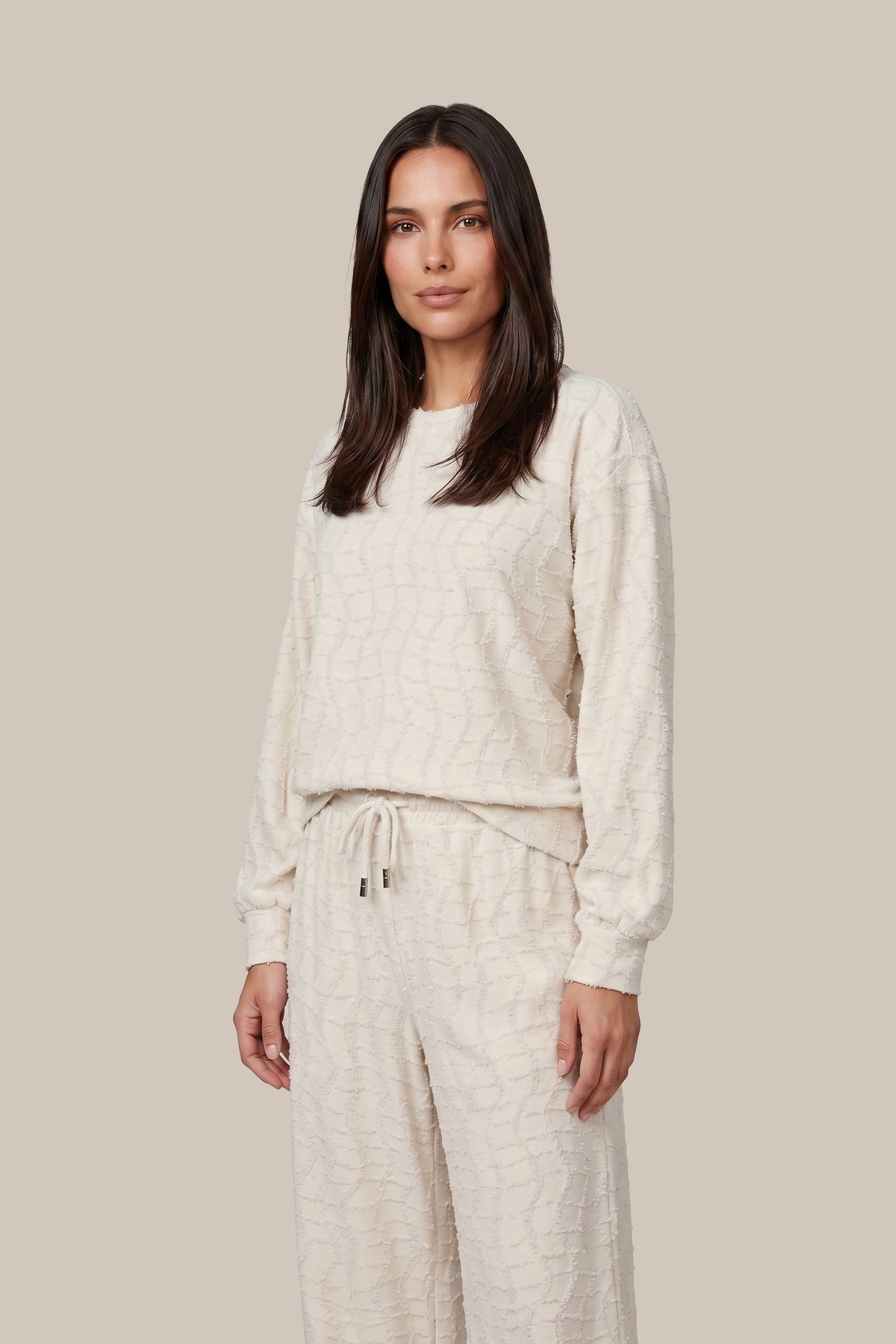 G-maxx Etain Sand top met lange mouwen en ronde hals, comfortabel en modieus, gedragen door een model in een lichte setting