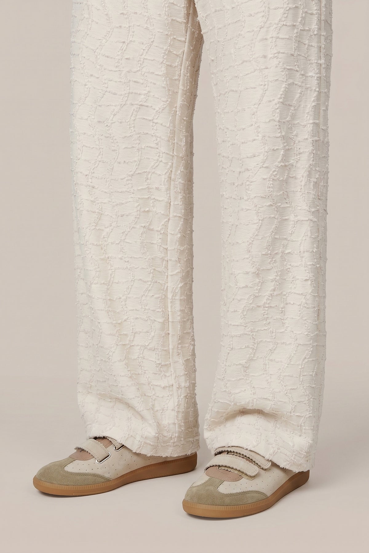Sandkleurige G-maxx Rian broek met comfortabele pasvorm en elastische taille, geschikt voor casual en outdoor gebruik.