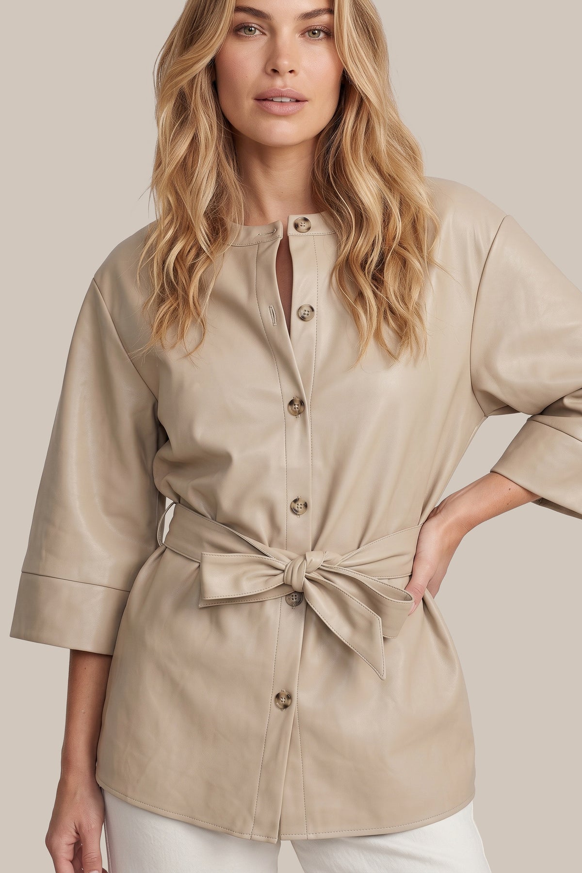 Lichte camelkleurige G-maxx Aingeal jas met capuchon en ritssluiting, casual stijl, getoond in close-up.