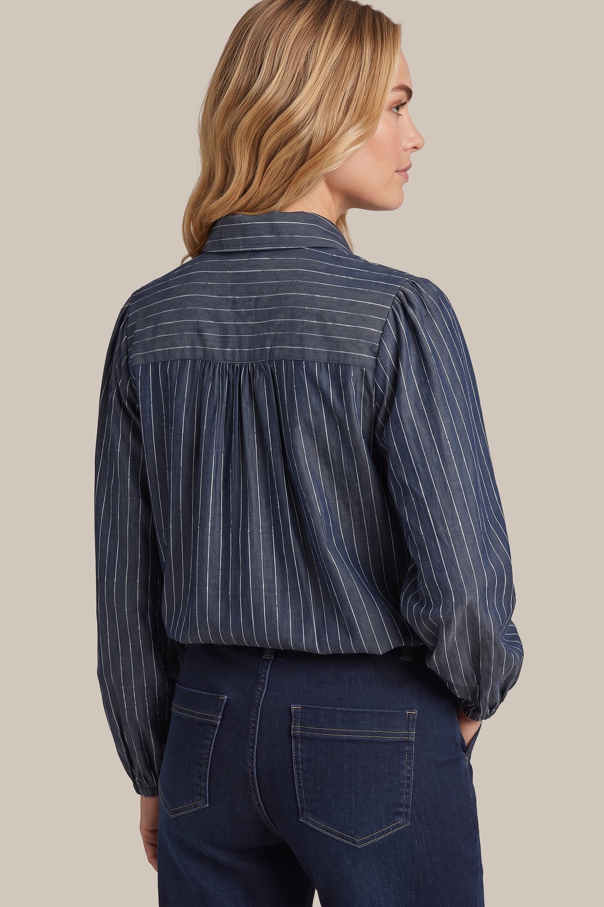 Lichtgrijze denim blouse Fionn van G-maxx met knoopsluiting en lange mouwen, gedragen door een model.