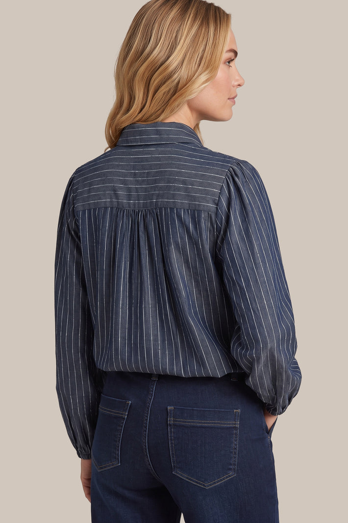 Lichtgrijze denim blouse Fionn van G-maxx met knoopsluiting en lange mouwen, gedragen door een model.