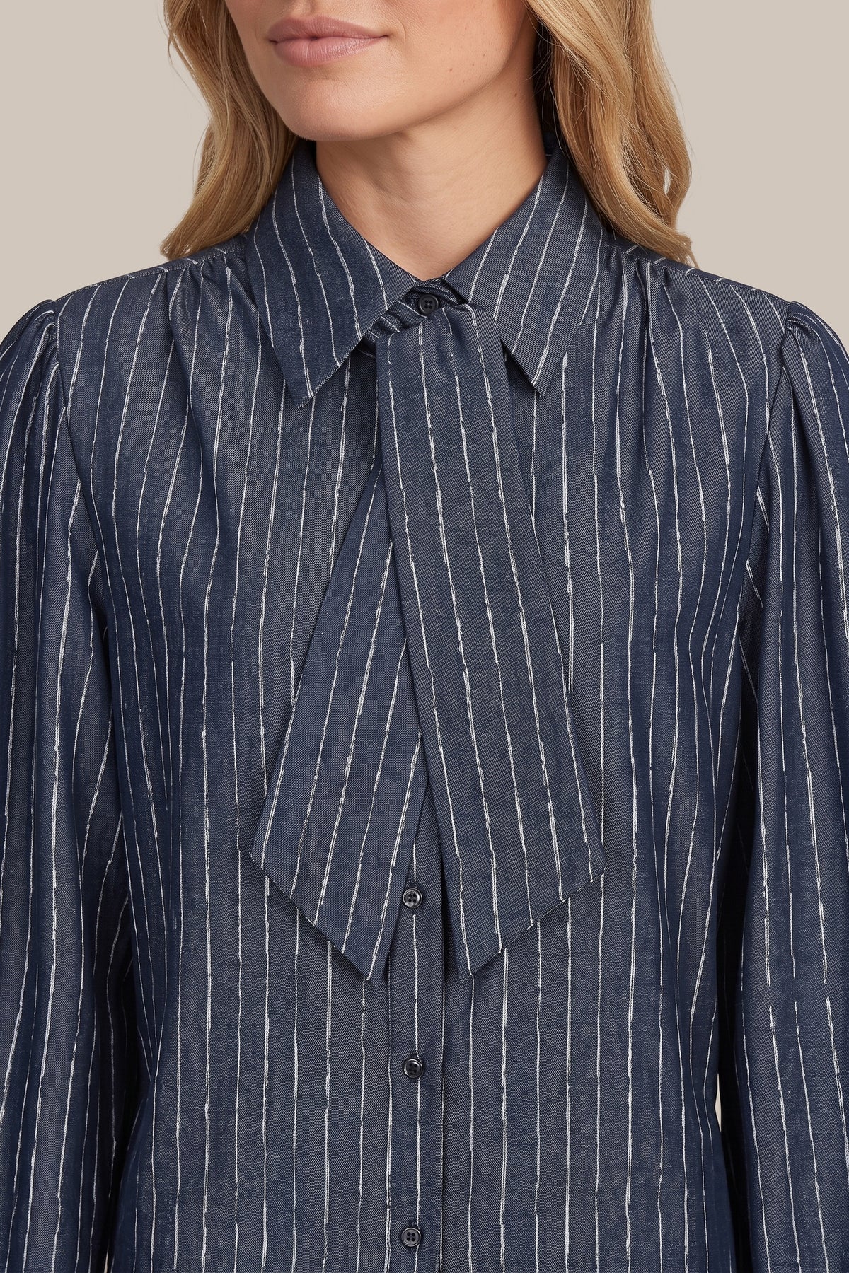 Lichte grijze blouse Fionn Denim van G-maxx, met knopen en lange mouwen, gelegen op een witte achtergrond.