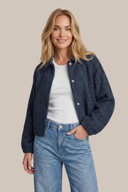 Donkerblauwe denim jas Keelin van G-maxx, getoond met close-up van de stof en knopen.