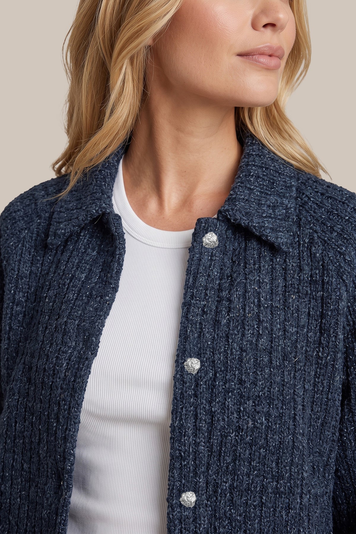 Donkerblauwe G-maxx Keelin denim jas met kraag en knopen, getoond in een close-up van de jas.
