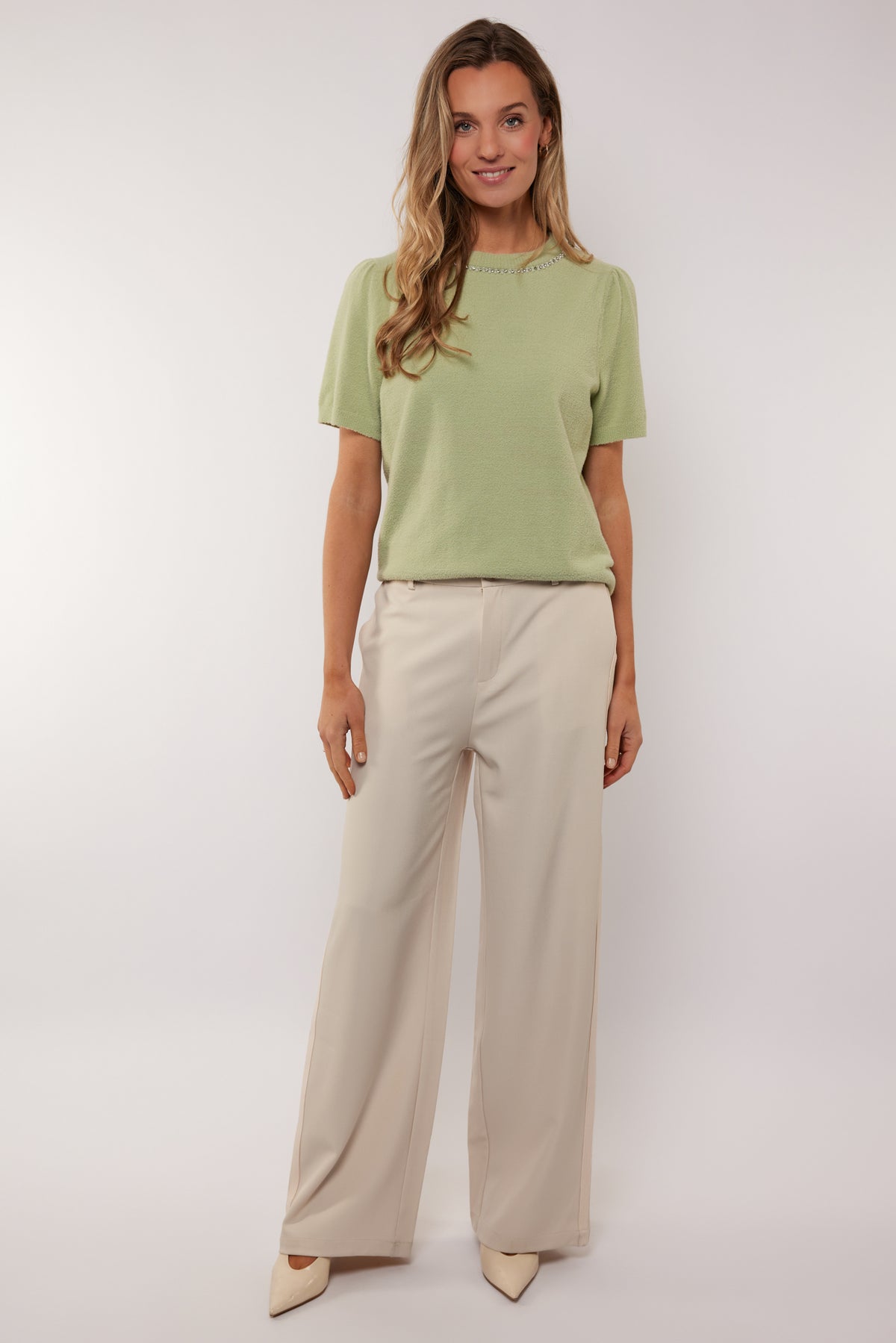 Zwarte Izabella Sand broek van G-maxx met rechte snit en elastische taille, geschikt voor casual en dagelijks gebruik.