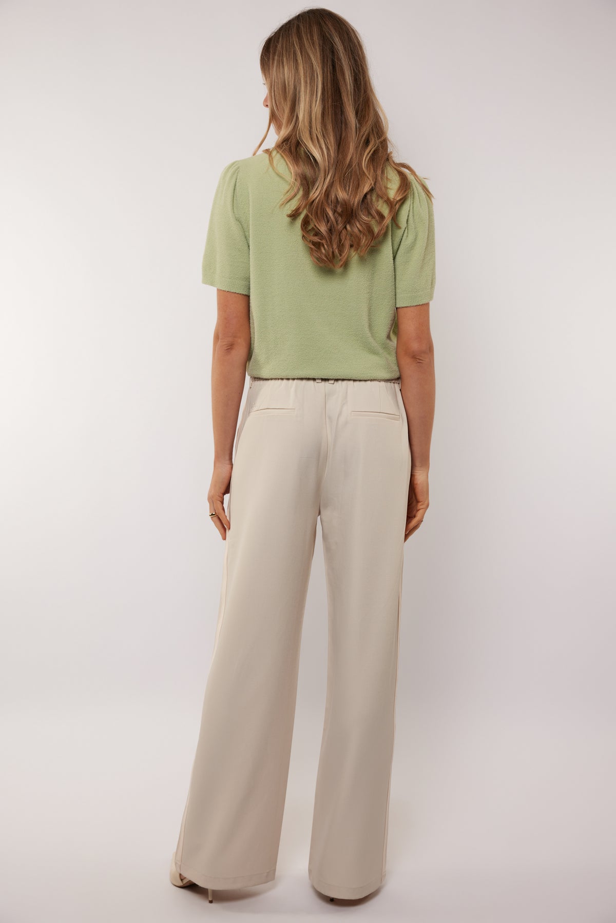 G-maxx Izabella Sand broek met rechte snit en elastische taille, natuurlijke stof voor casual en comfortabele uitstraling.