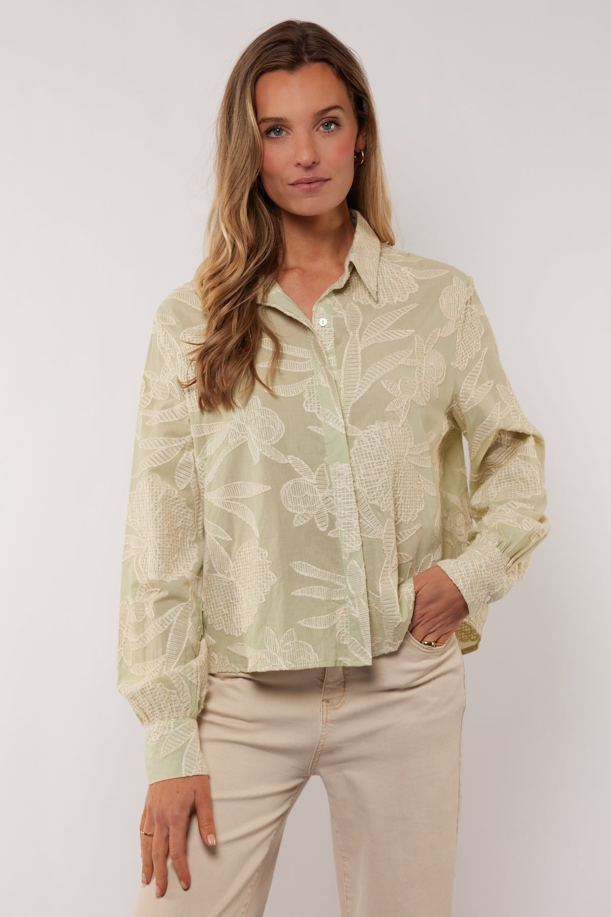Lichtgroene blouse Kimberly van G-maxx met zandkleurige details, korte mouwen en losvallende pasvorm, gedragen door een model.