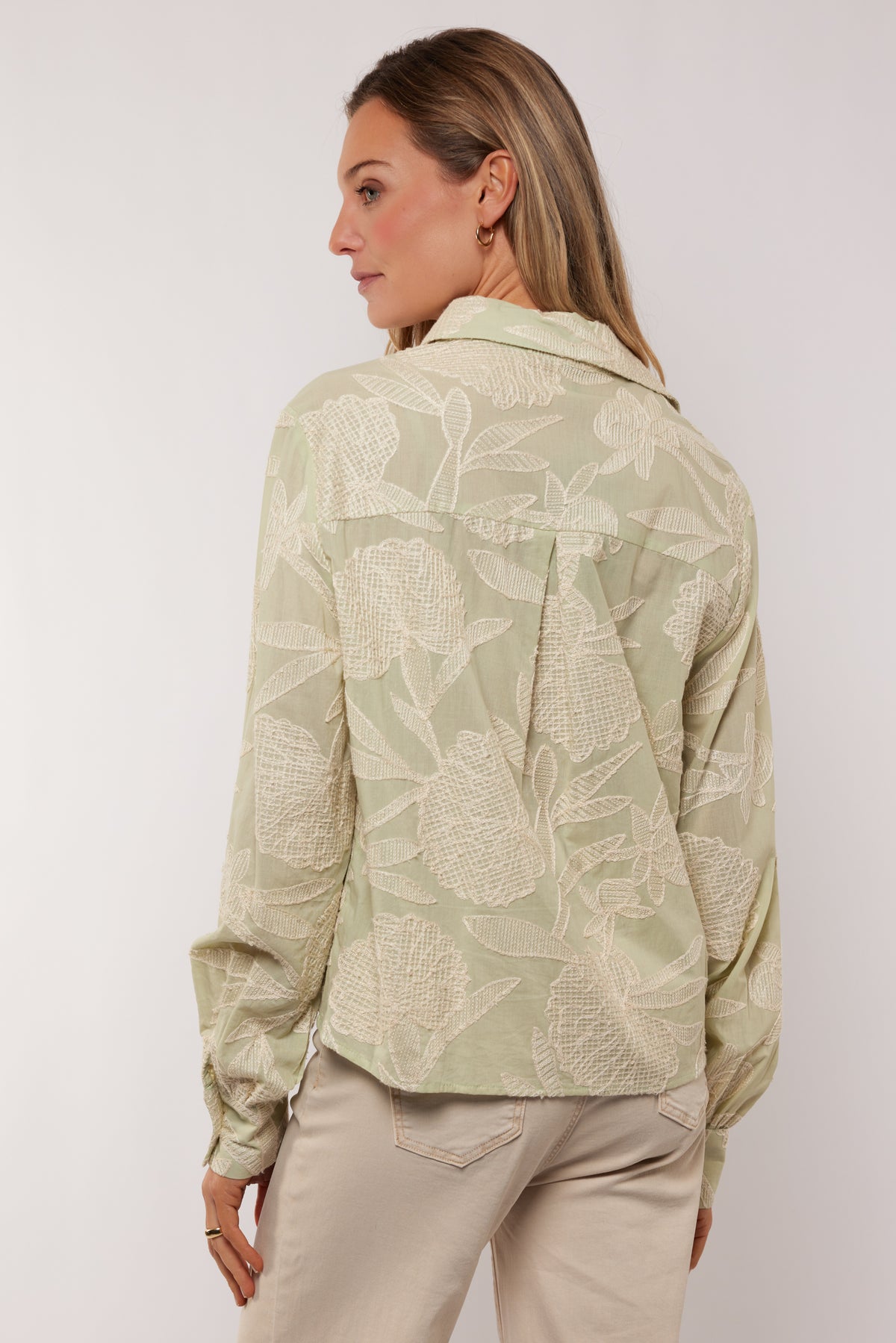 G-maxx blouse Kimberly Light Moss Sand met lange mouwen en elegante snit, zichtbaar in de afbeelding.