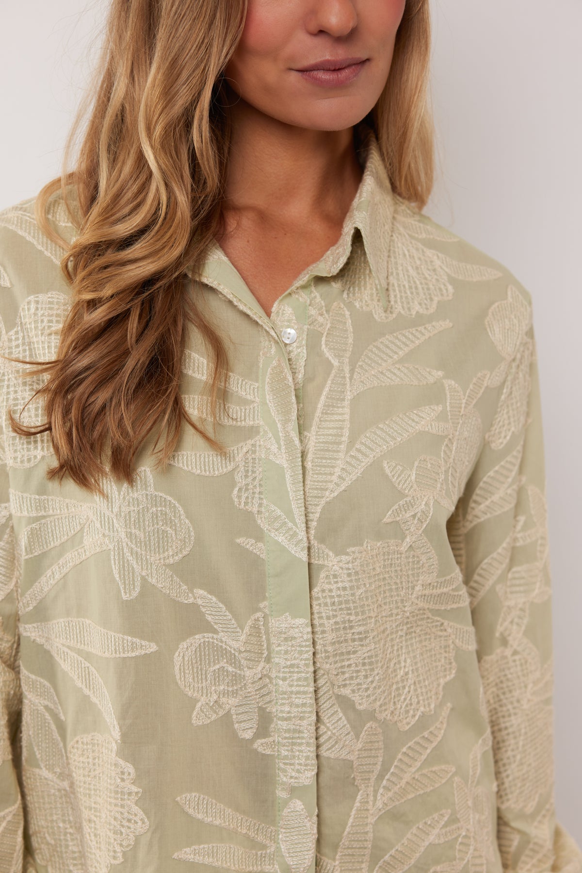 G-maxx blouse Kimberly Light Moss Sand met lange mouwen en V-hals, getoond in close-up op een model.