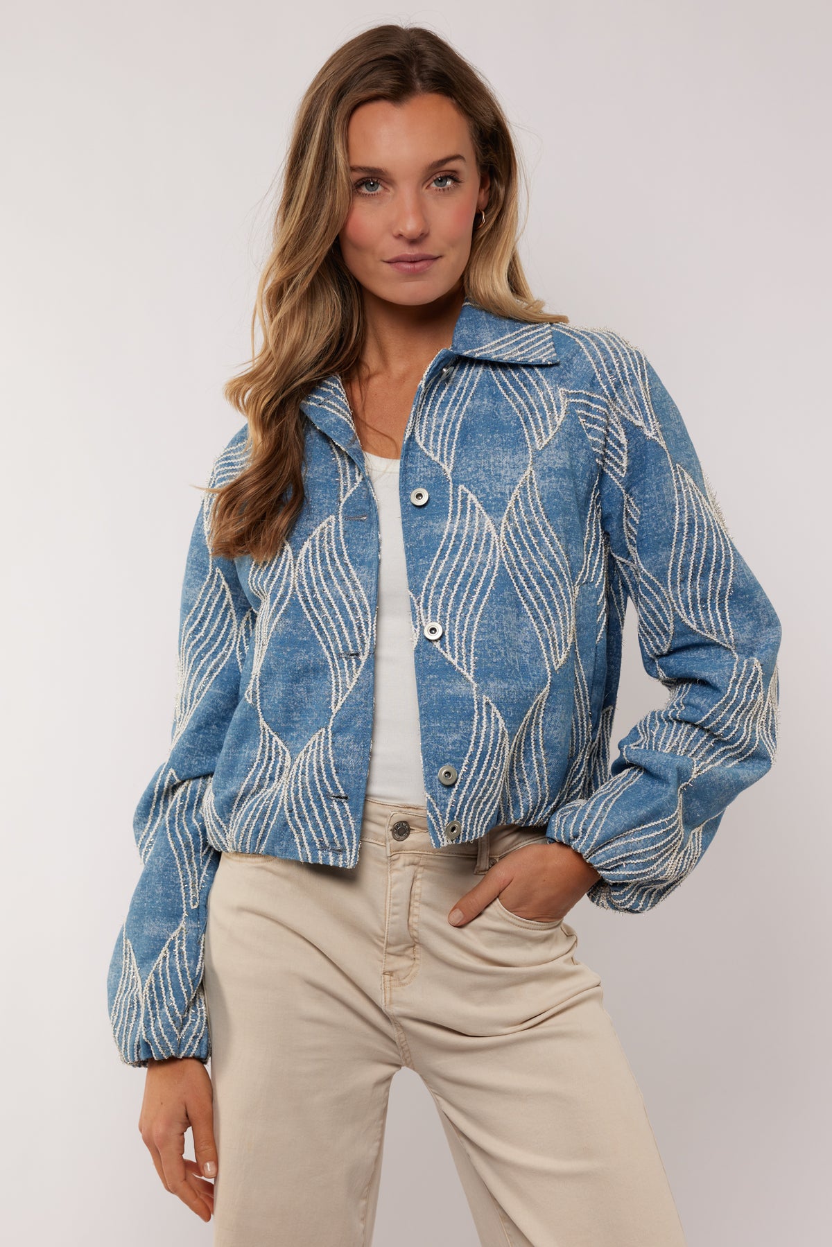 Lichte blauwe denim jas Zariah van G-maxx met knopen en zakken, gedragen door een model.