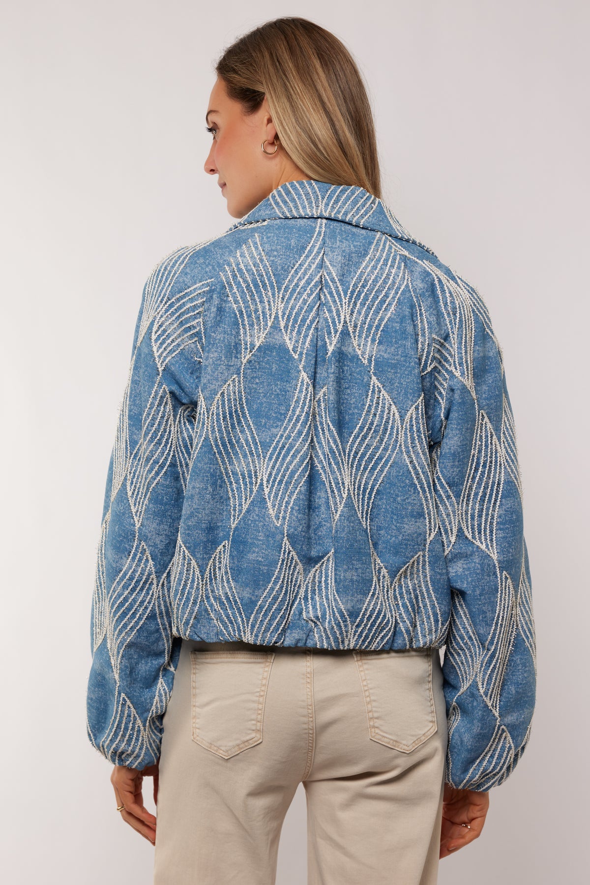 Lichtblauwe denim jas Zariah van G-maxx met knopen en comfortabele pasvorm, gedragen door een model.