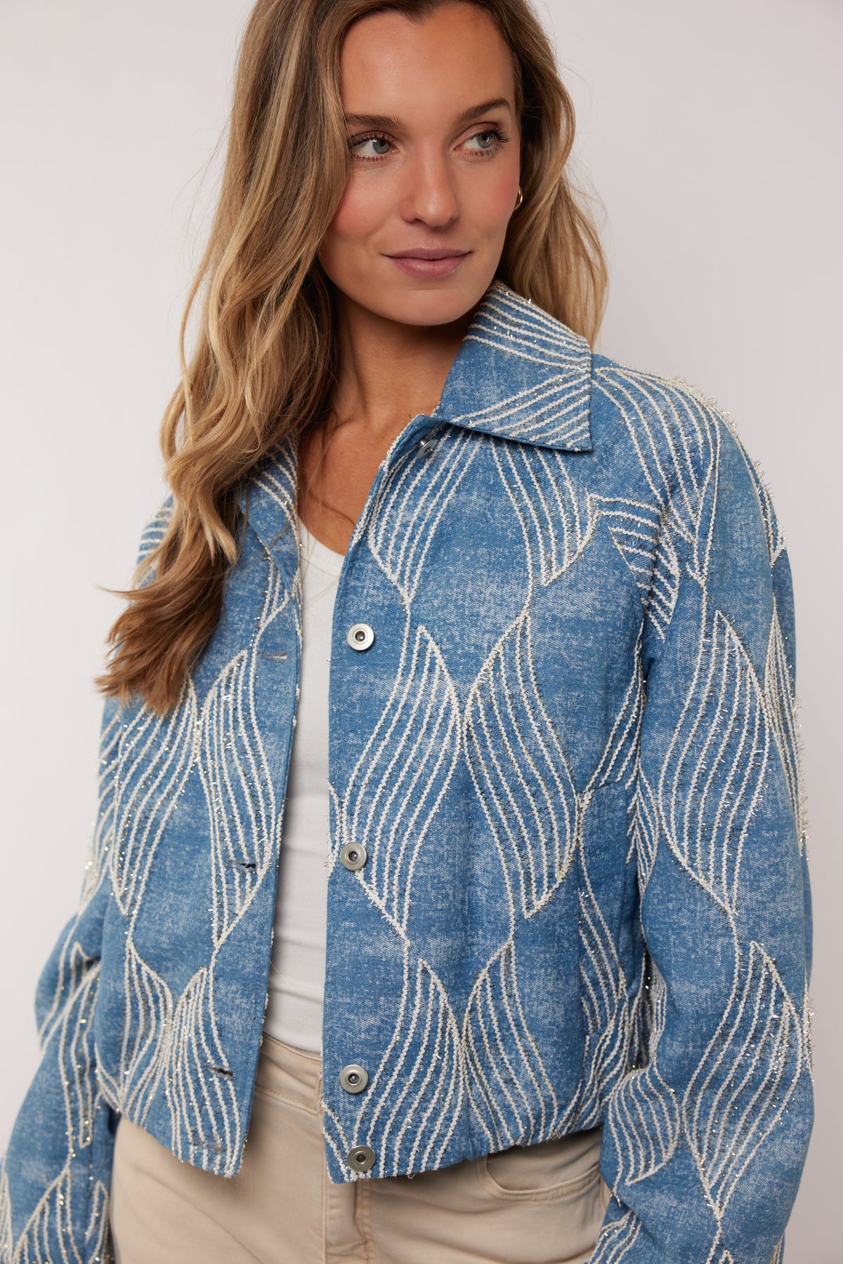 Lichte blauwe denim jas Zariah van G-maxx met knoopsluiting en zakken, gedragen door een model.