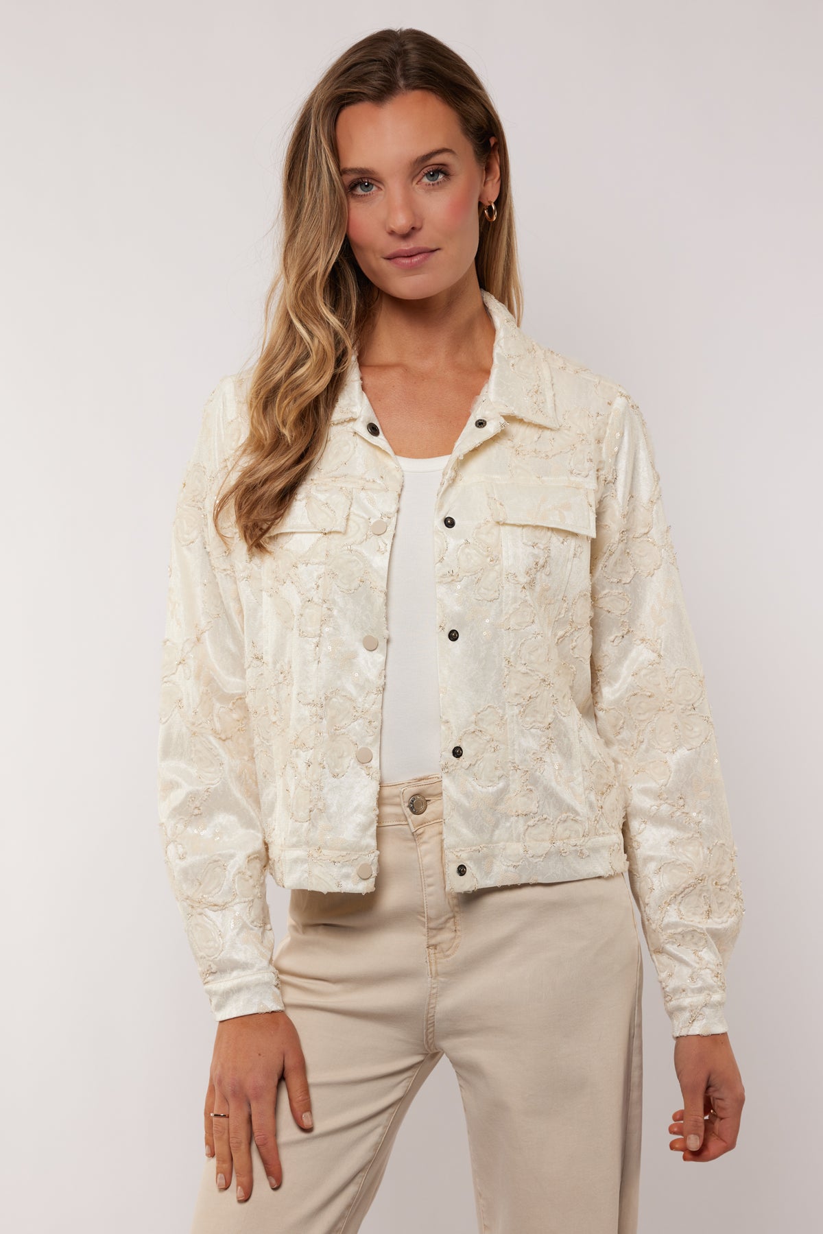 Lichte ecru jas Jimena van G-maxx met capuchon en rits, gedragen door een model, geschikt voor casual en outdoor gebruik.