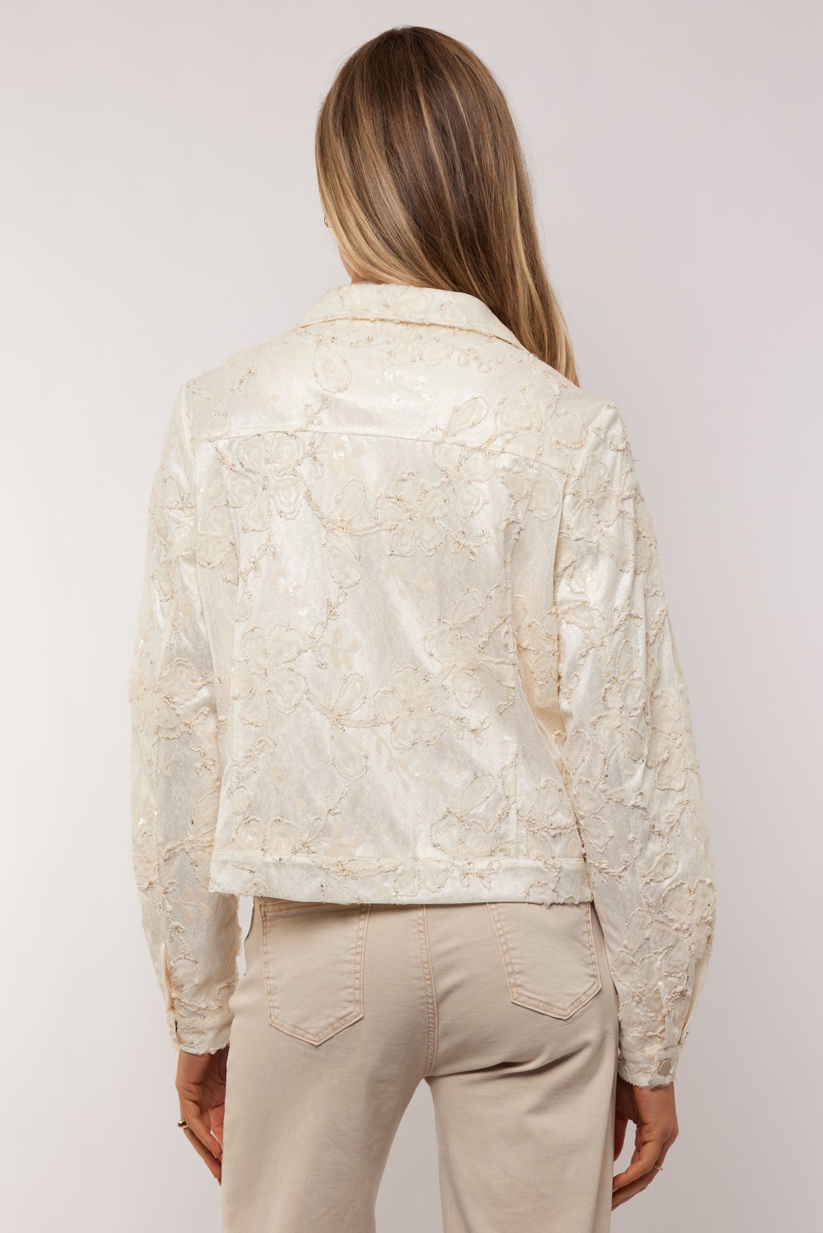 Ecru Jimena jas van G-maxx met capuchon en ritssluiting, getailleerd model met zakken en comfortabele pasvorm.