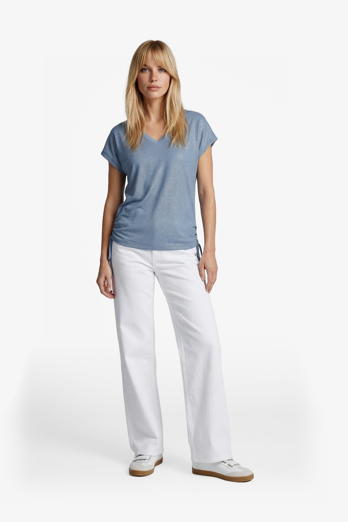 Ecru jeans Neona van G-maxx met rechte snit en vijf zakken, getoond op een model.