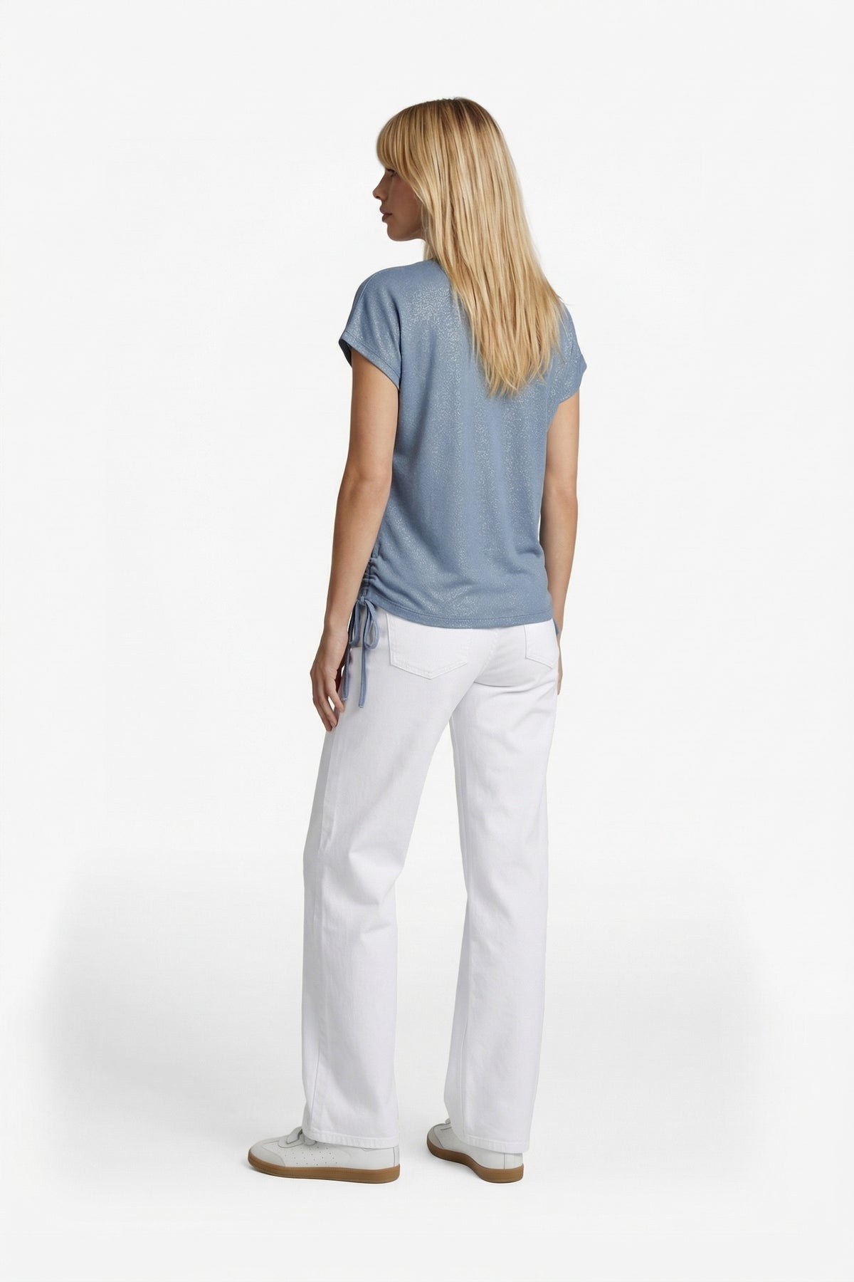 Lichte ecru jeans Neona van G-maxx met rechte snit en vijf zakken, gedragen door een model op een witte achtergrond.