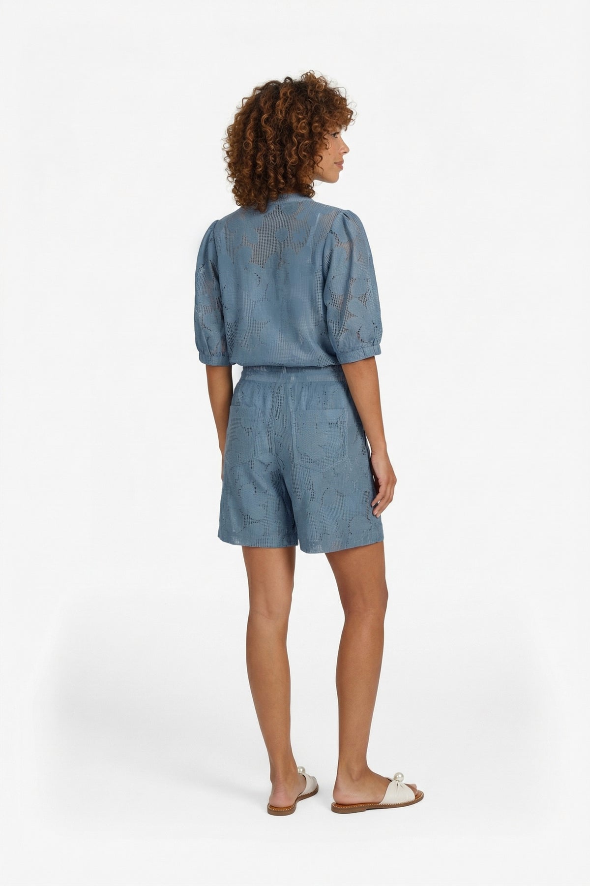 Lichtblauwe korte Lilja jeans van G-maxx met denim stof en pasvorm, zichtbaar in de afbeelding.