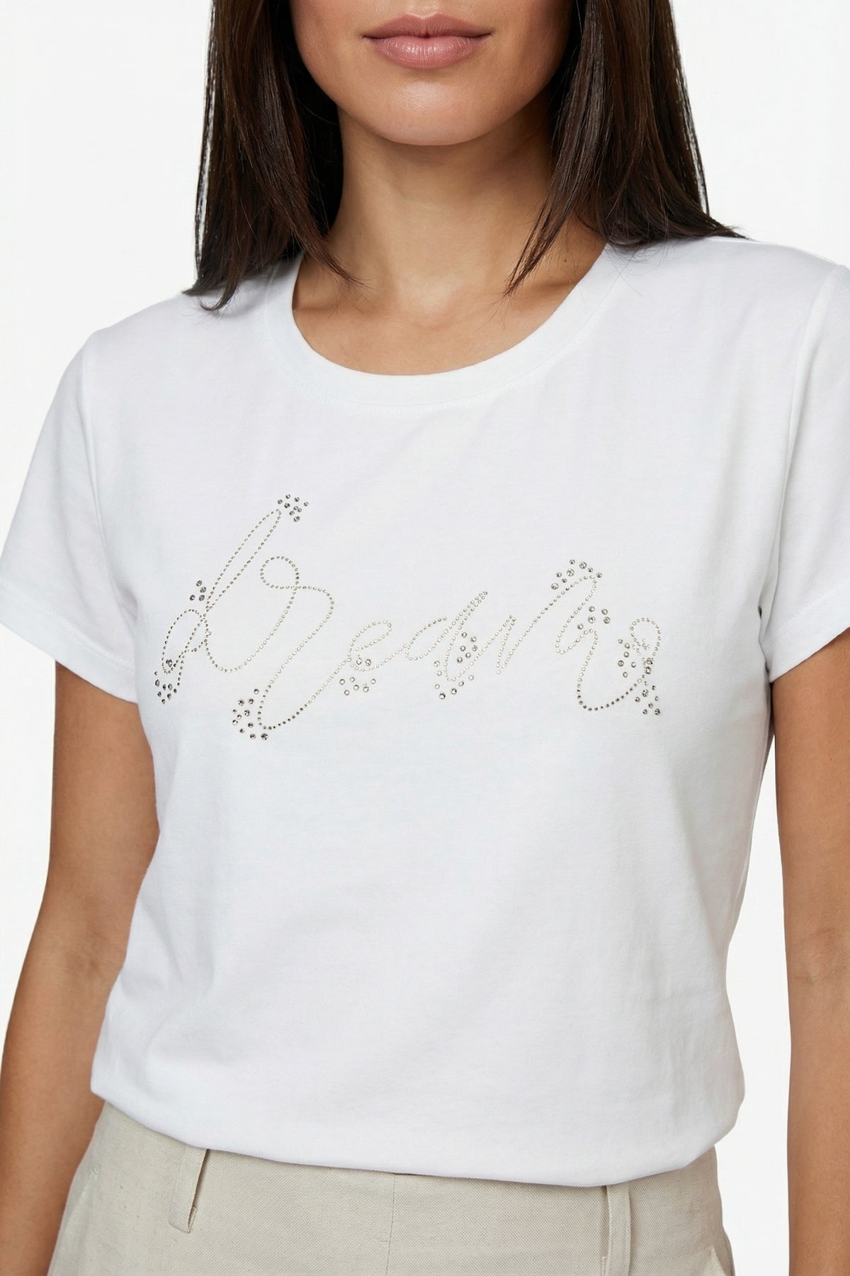 Lichtgrijze T-shirt Airi Offwhite van G-maxx, casual model met ronde hals en korte mouwen, gedragen door een persoon.