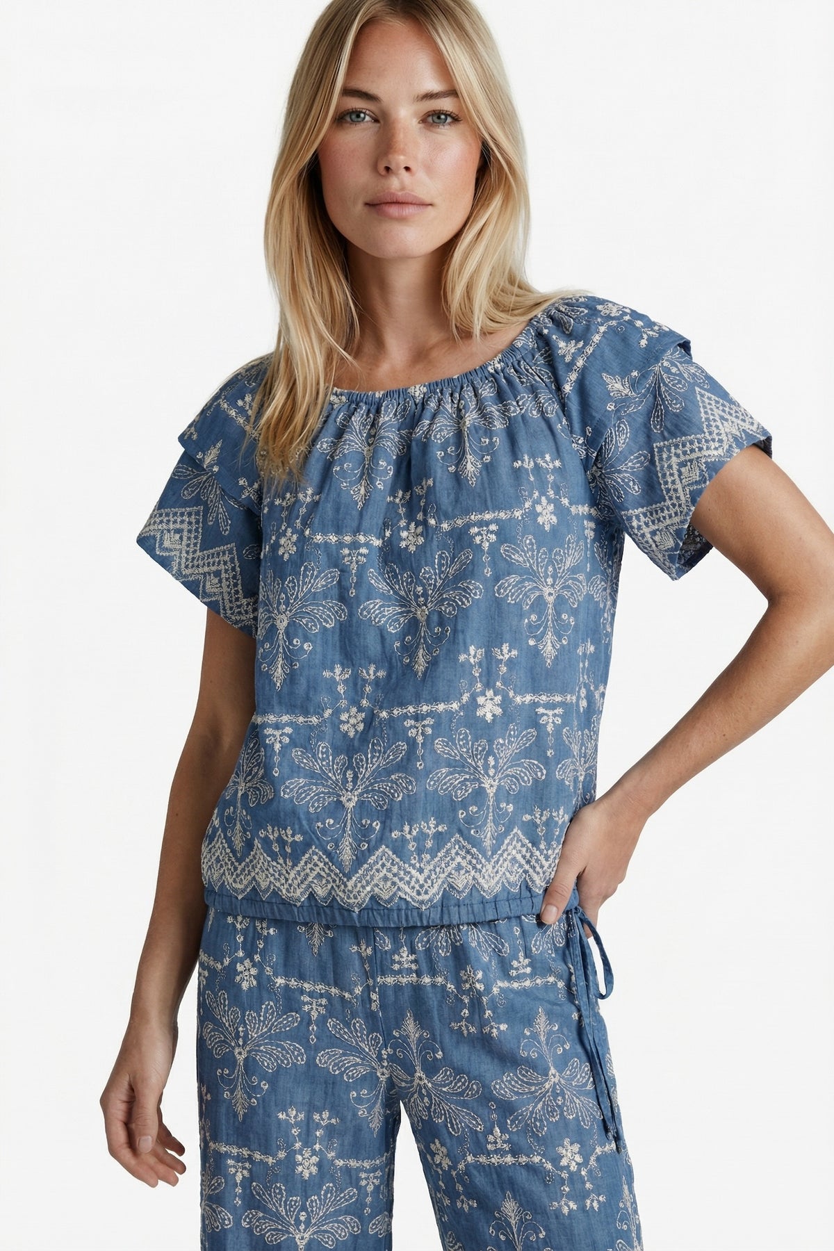 Donkerblauwe denim top Fallon van G-maxx met korte mouwen en ronde hals, gedragen door een model.