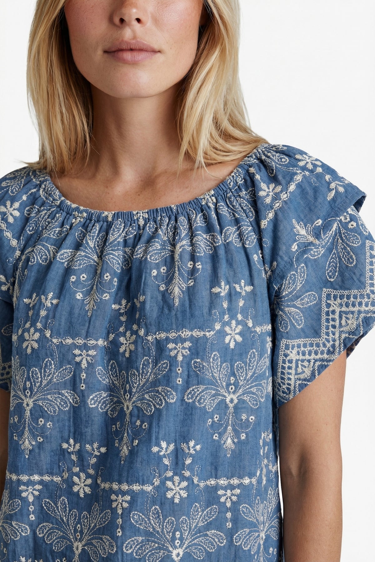 G-maxx Fallon denim top in mid-blauw, zachte stof en modieuze pasvorm, zichtbaar op de afbeelding.