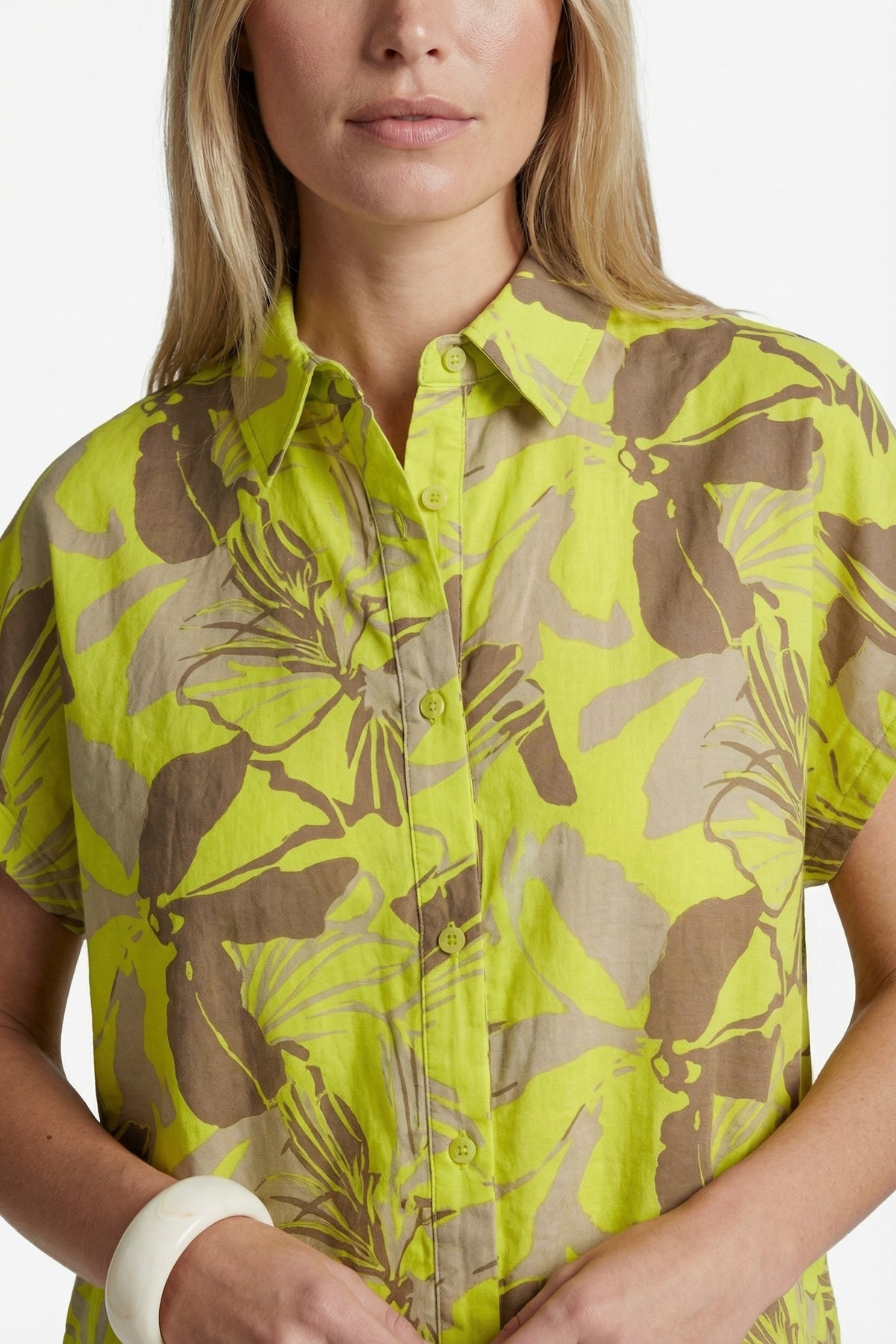 Lichte groene blouse Nanna Cyber Lime Walnut van G-maxx met lange mouwen en losvallend model, gedragen door een model.