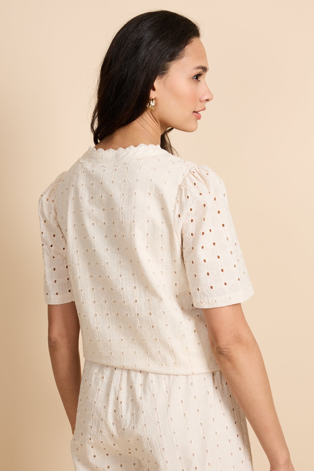 G-maxx Ulani Sand blouse met lange mouwen en ronde hals, licht en ademend, gedragen door een model.