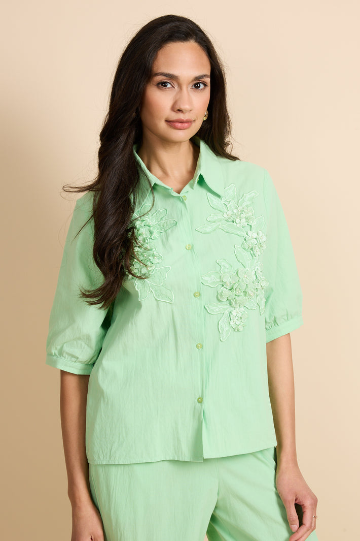 Groene Vaeda blouse van G-maxx, frisse damesblouse met lange mouwen en knoopsluiting, gedragen door een model.