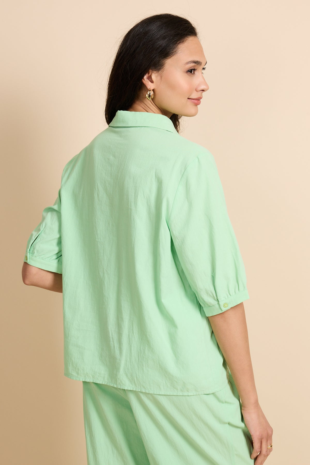 Groene Vaeda Blouse van G-maxx met lange mouwen en losvallende pasvorm, gedragen door een model.