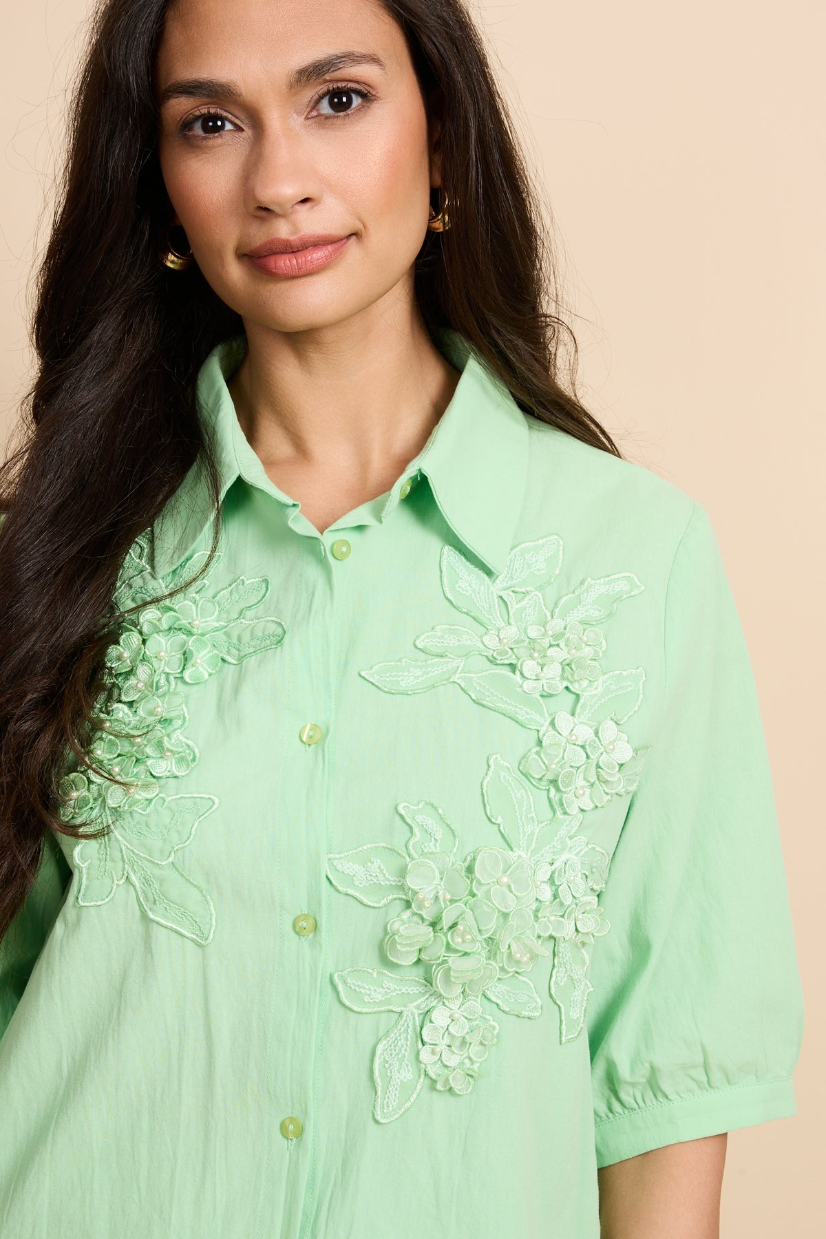 Groene blouse Vaeda van G-maxx, frisse en stijlvolle top met lange mouwen en een losse pasvorm, gedragen door een model.