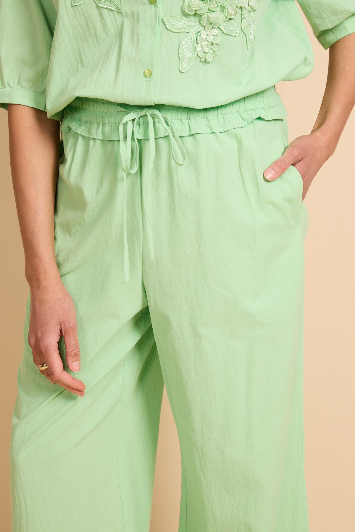 Groene Vianne broek van G-maxx, frisse groene kleur, casual pasvorm, zichtbaar op model met elastische taille en comfortabele stof.