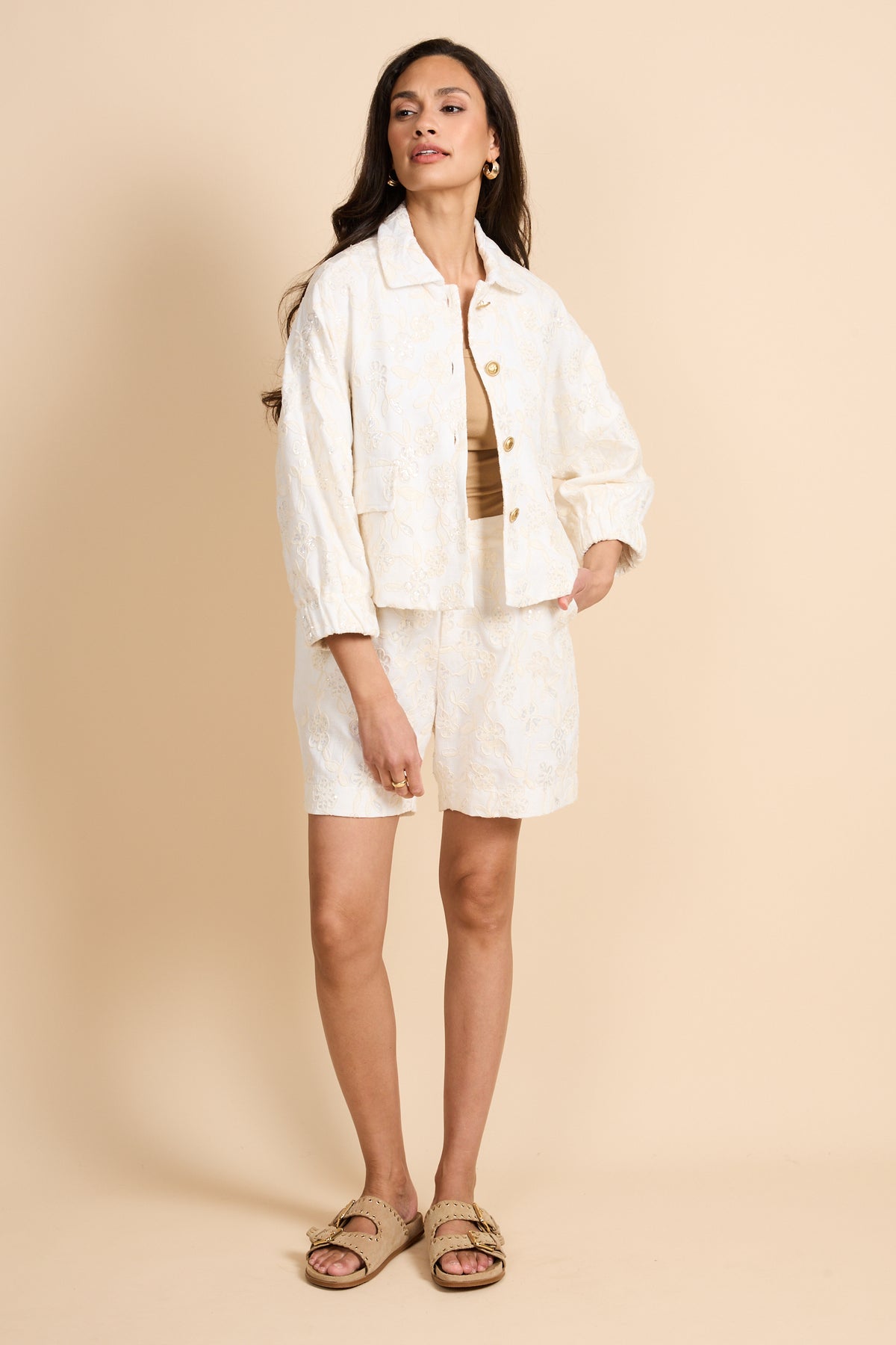 Offwhite korte broek van G-maxx, Esmarie model, met comfortabele pasvorm en casual stijl, zichtbaar op de afbeelding.