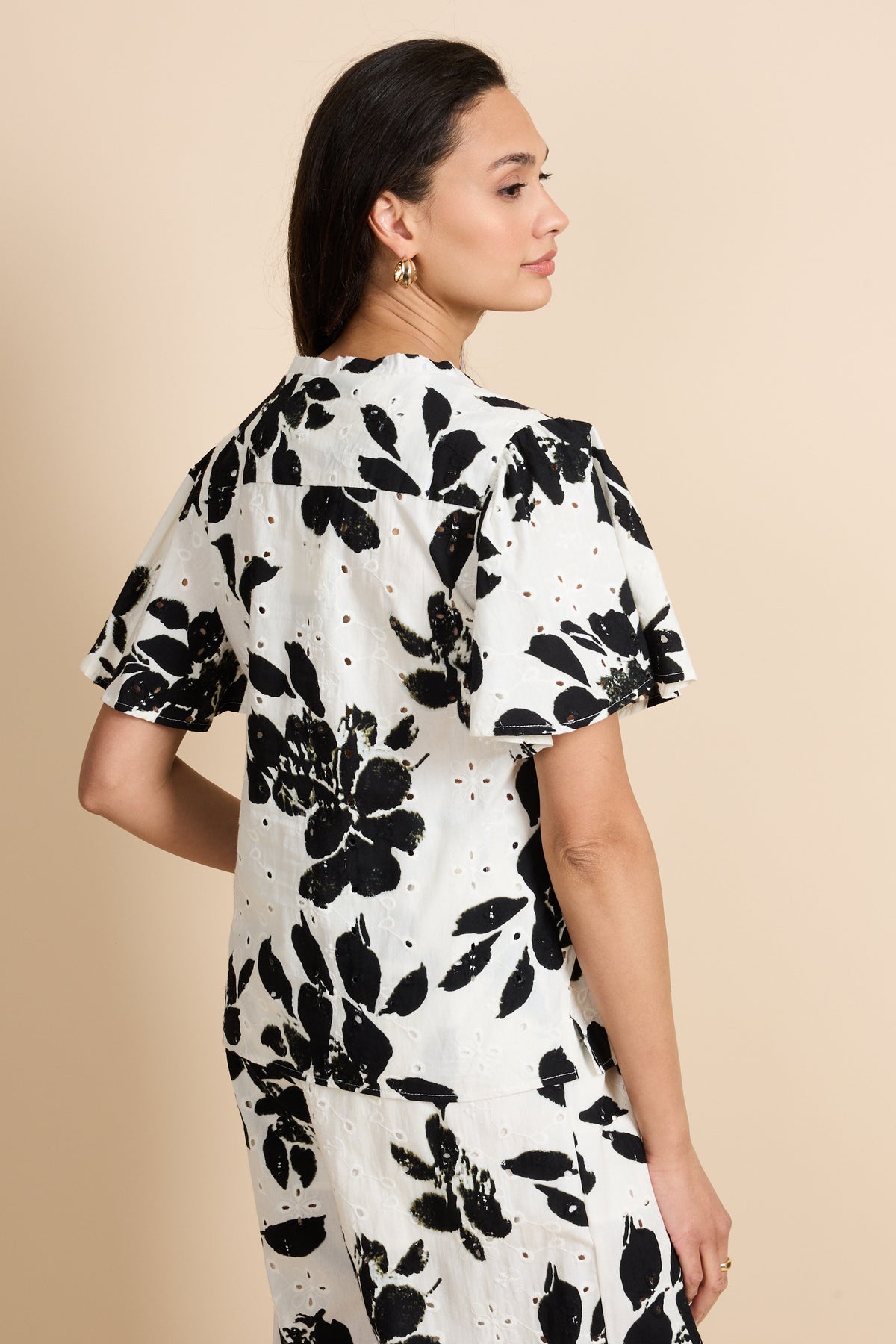 G-maxx Ravella top in offwhite en zwart, casual damestop met ronde hals en korte mouwen, perfect voor everyday stijl.