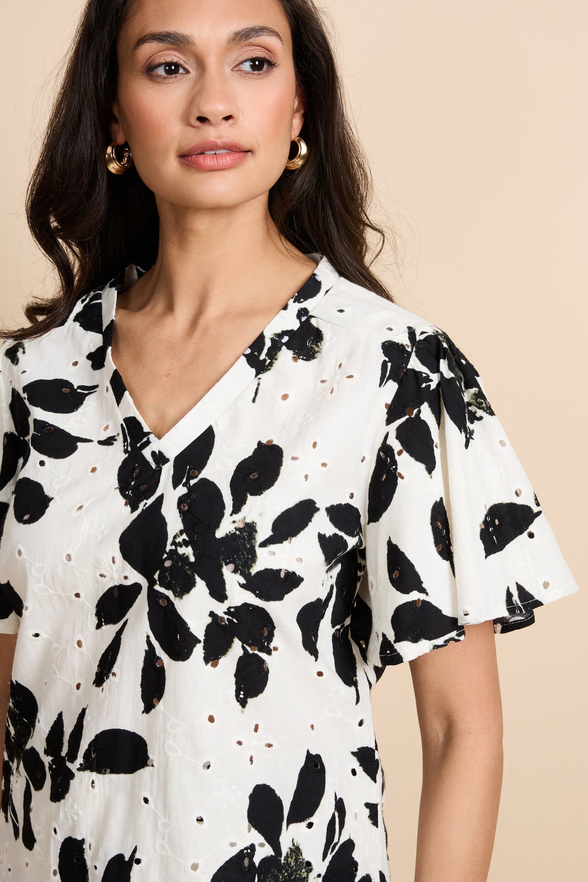 G-maxx Ravella offwhite en zwart top met korte mouwen en ronde hals, casual stijl, gedragen door een model.