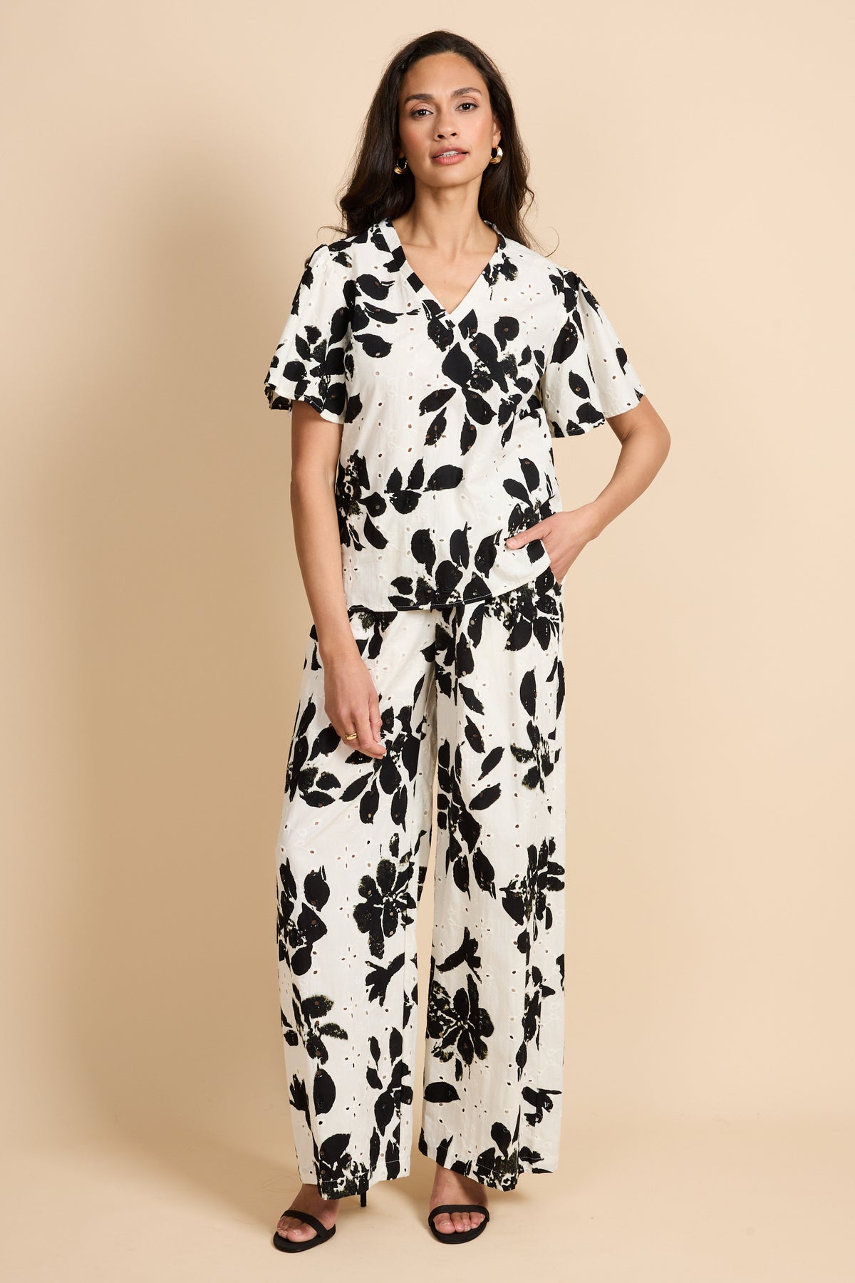G-maxx Aeris broek in offwhite en zwart, casual damesbroek met comfortabele pasvorm en modern ontwerp, zichtbaar in de afbeelding