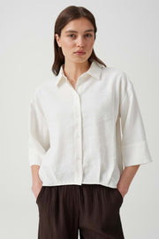 Blouse Fotori Milk van Opus met zachte stof en losse pasvorm, getoond in een lichte, stijlvolle look.