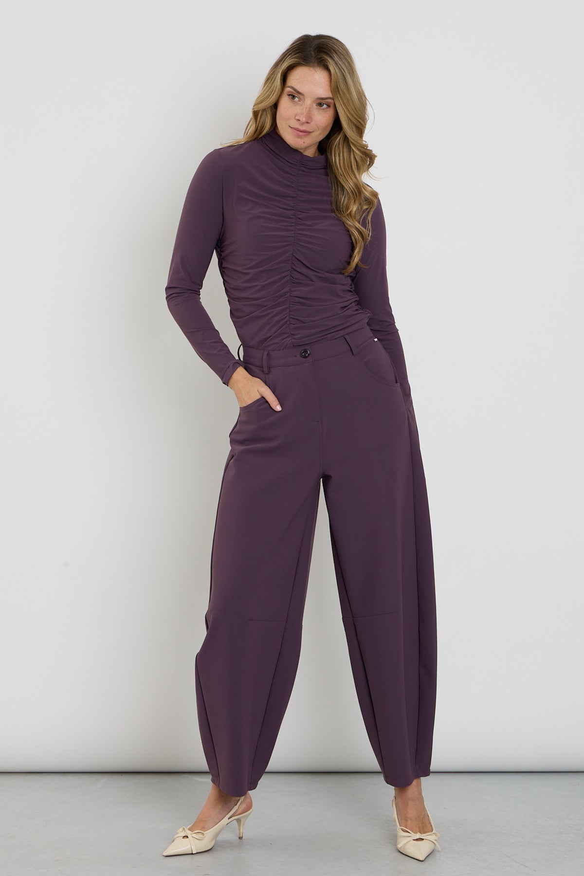 Mi Piace Bonded Travel Balloon broek in plum kleur, comfortabele reisbroek met elastische taille en losse pasvorm.